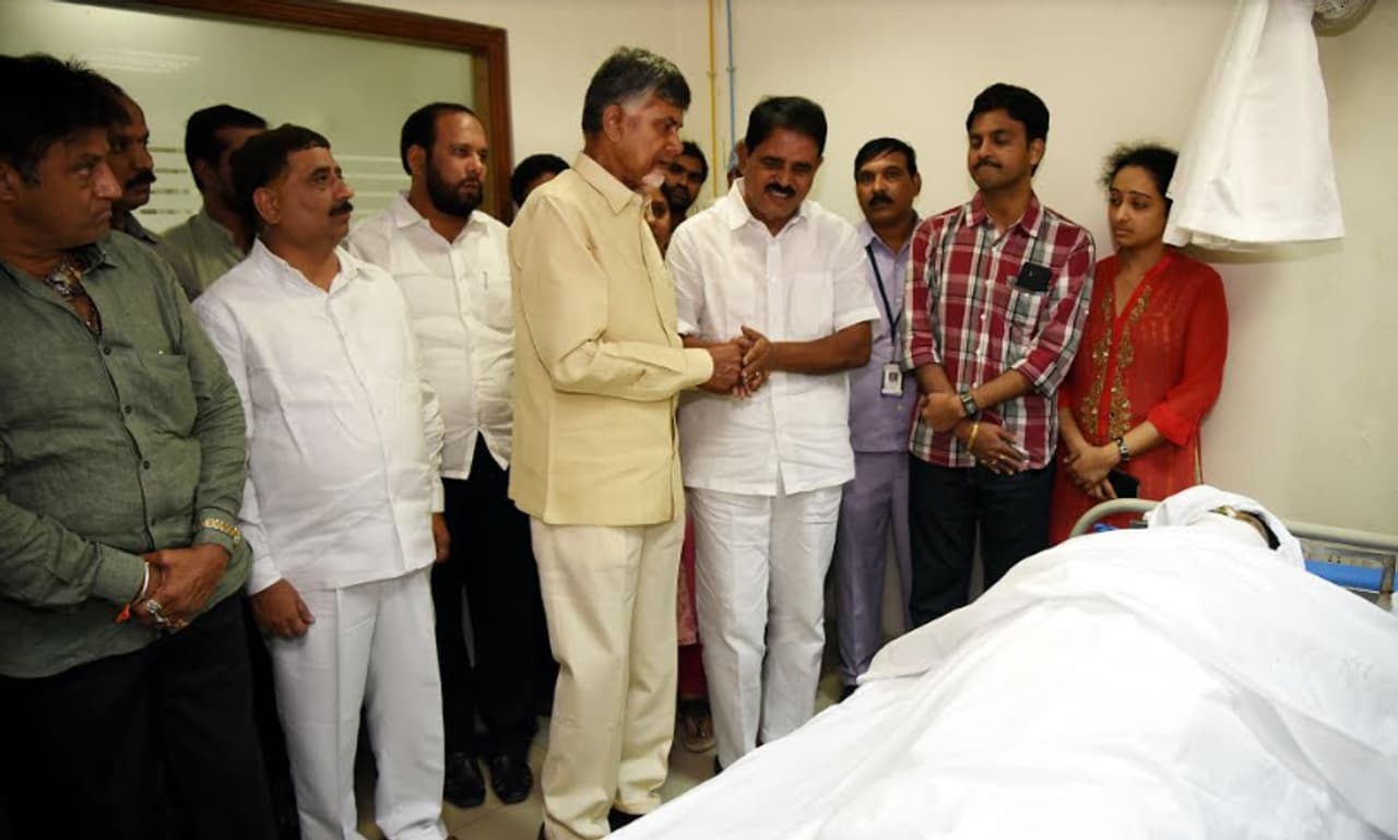 మంత్రి పల్లె భార్య ఉమ కన్నుమూత: చంద్రబాబు పరామర్శ మంత్రి పల్లె భార్య ఉమ కన్నుమూత: చంద్రబాబు పరామర్శ