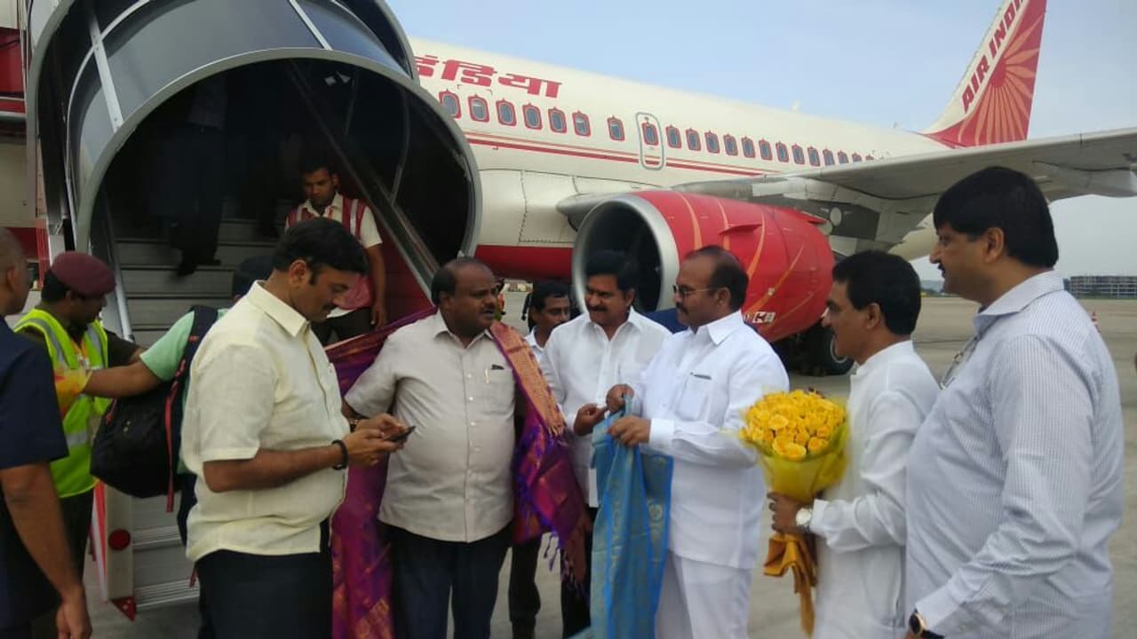 కనకదుర్గ అమ్మవారిని సందర్శించుకొన్న కర్ణాటక సీఎం కుమారస్వామి(పోటోలు) కనకదుర్గ అమ్మవారిని సందర్శించుకొన్న కర్ణాటక సీఎం కుమారస్వామి(పోటోలు)