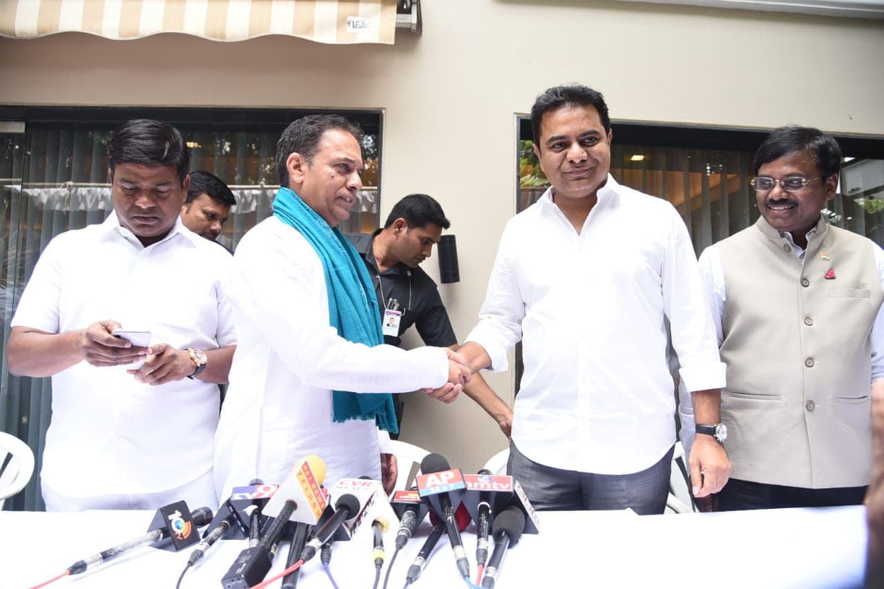 కాంగ్రెస్ కు షాక్: టీఆర్ఎస్ లో చేరనున్న మాజీ స్పీకర్ సురేష్ రెడ్డి (ఫోటోలు) కాంగ్రెస్ కు షాక్: టీఆర్ఎస్ లో చేరనున్న మాజీ స్పీకర్ సురేష్ రెడ్డి (ఫోటోలు)