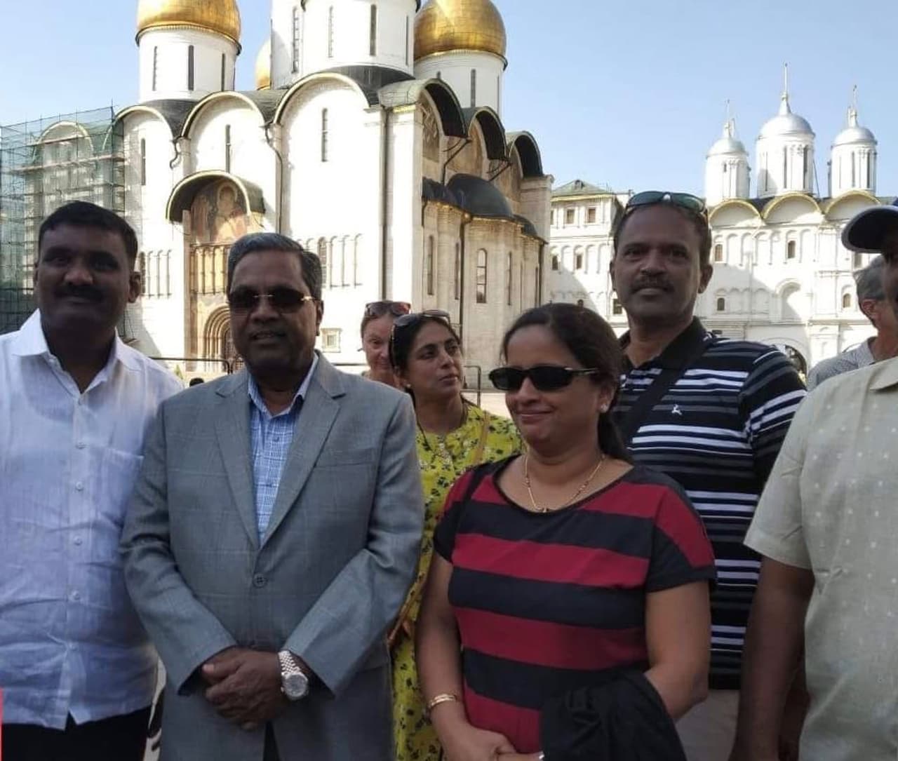 ಯುರೋಪ್ ಪ್ರವಾಸದಲ್ಲಿ ಸೂಟು ಬೂಟಿನಲ್ಲಿ ಕಾಣಿಸಿಕೊಂಡಿರುವ ಸಿದ್ದರಾಮಯ್ಯ