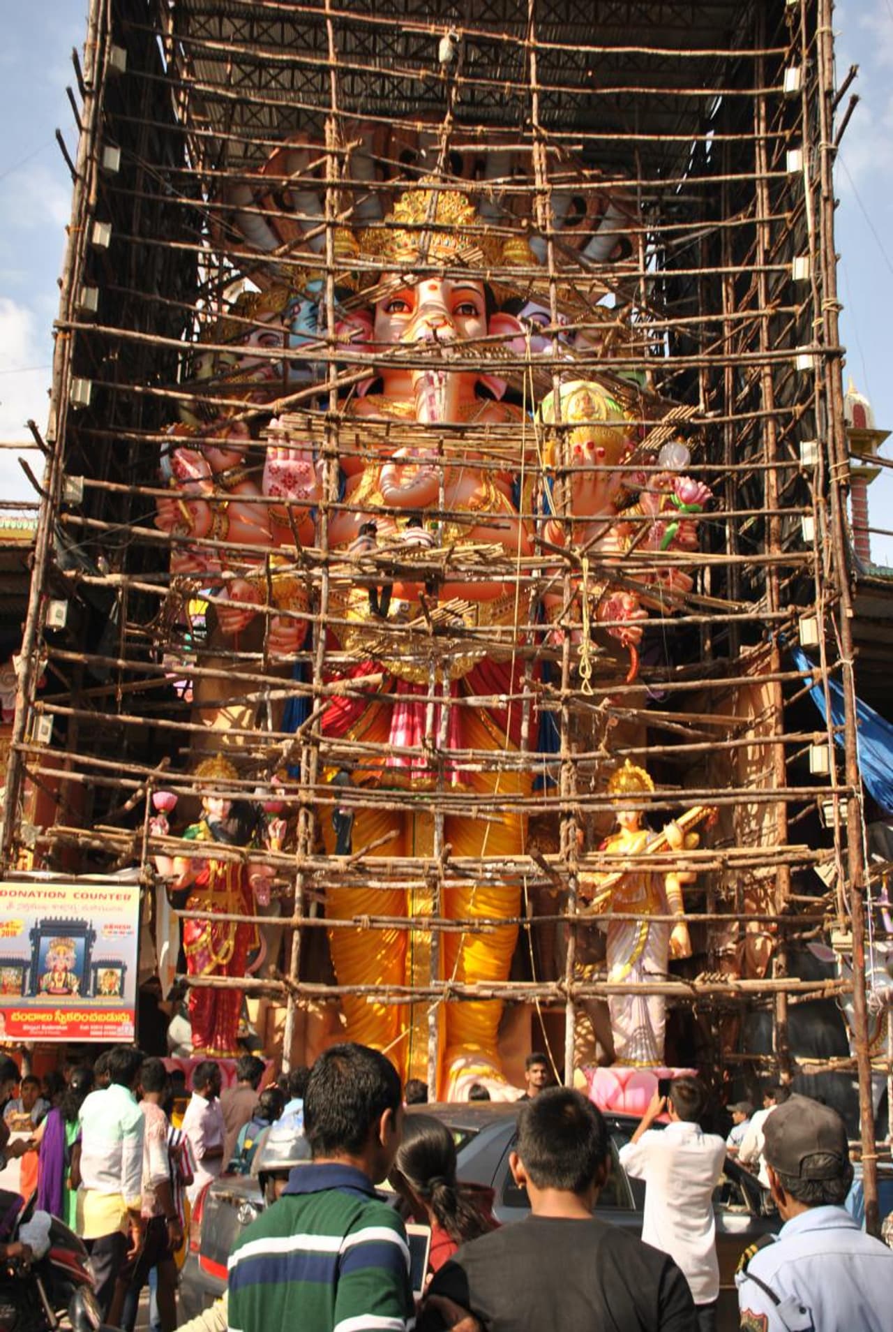 ముస్తాబవుతున్న ఖైరతాబాద్ గణేశుడు ముస్తాబవుతున్న ఖైరతాబాద్ గణేశుడు