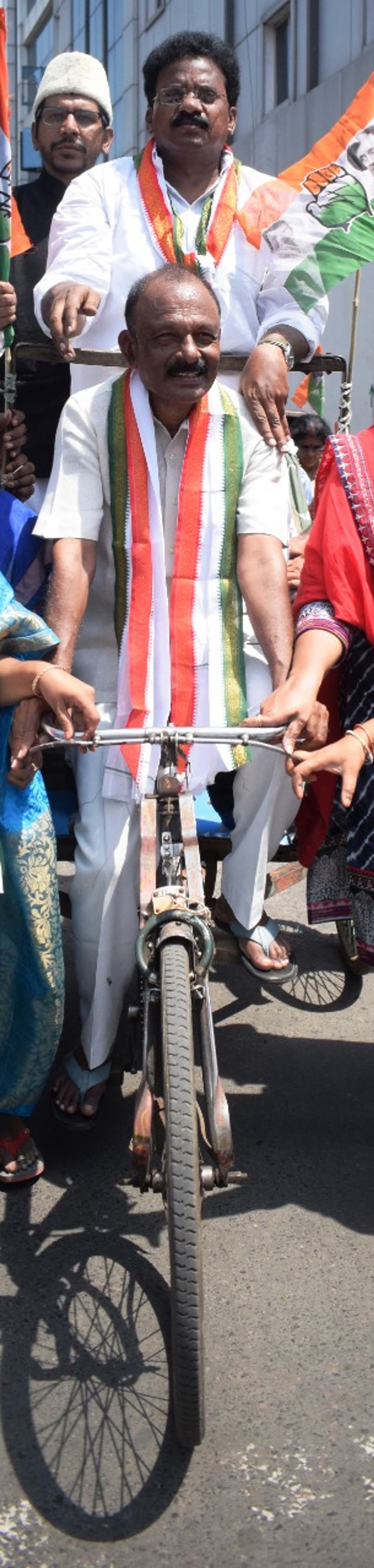 ఏపీ బంద్ : ఎడ్లబండిపై రఘువీరారెడ్డి(ఫోటోలు) ఏపీ బంద్ : ఎడ్లబండిపై రఘువీరారెడ్డి(ఫోటోలు)