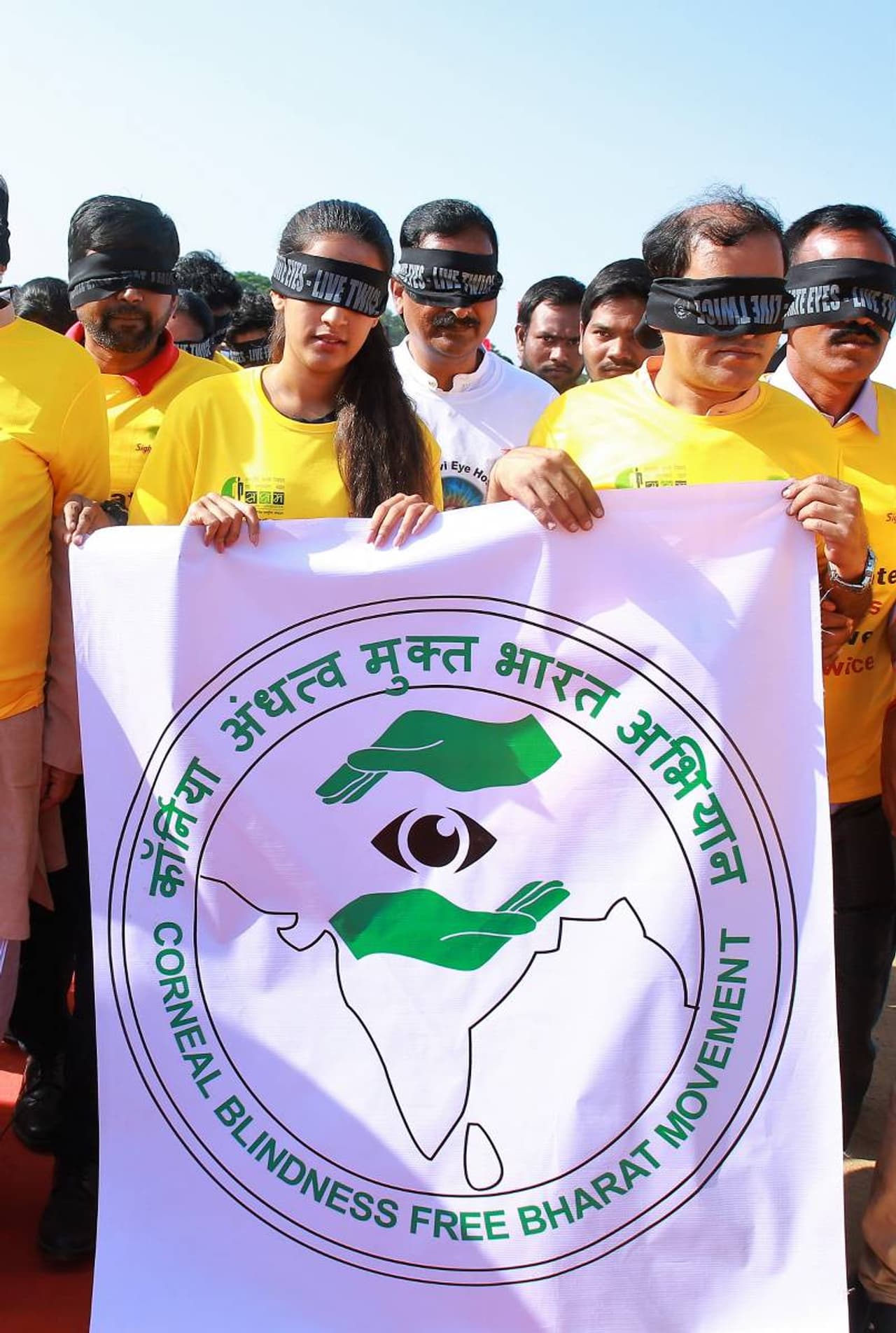 కళ్లకు గంతలు కట్టుకొని 2కే వాక్ (ఫోటోలు) కళ్లకు గంతలు కట్టుకొని 2కే వాక్ (ఫోటోలు)