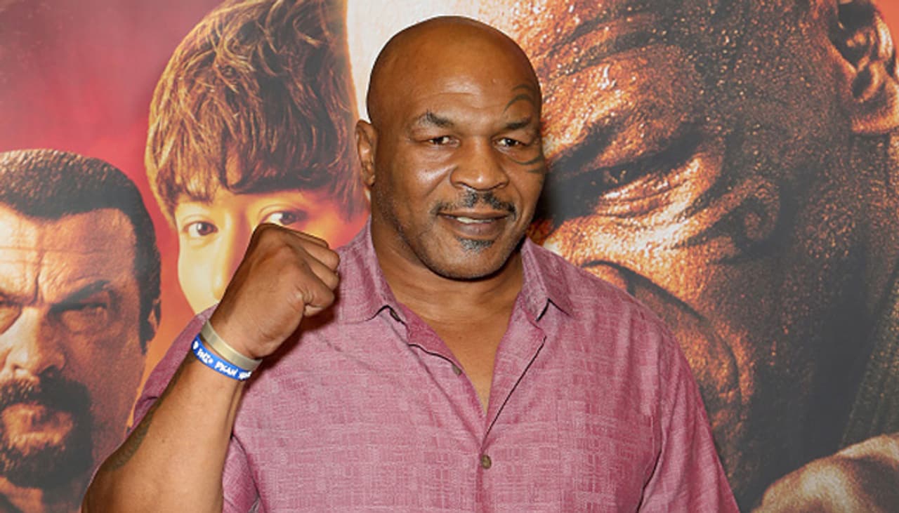 <p>ಅಮೆರಿಕದ ವೃತ್ತಿಪರ ಬಾಕ್ಸರ್ ಮೈಕ್ ಟೈಸನ್ 1985ರಿಂದ 2005ರ ತನಕ ಬಾಕ್ಸಿಂಗ್ &nbsp;ರಿಂಗ್‌ನಲ್ಲಿ ಹುಲಿಯಂತೆ ಅಬ್ಬರಿಸಿದ್ದರು. ಇದರ ಜತೆಗೆ ಸಾರ್ವಕಾಲಿಕ ಶ್ರೇಷ್ಟ ಹೆವಿವೇಯ್ಟ್ ಬಾಕ್ಸರ್ ಎನ್ನುವ ಗೌರವವು ಟೈಸನ್‌ಗಿದೆ.</p>