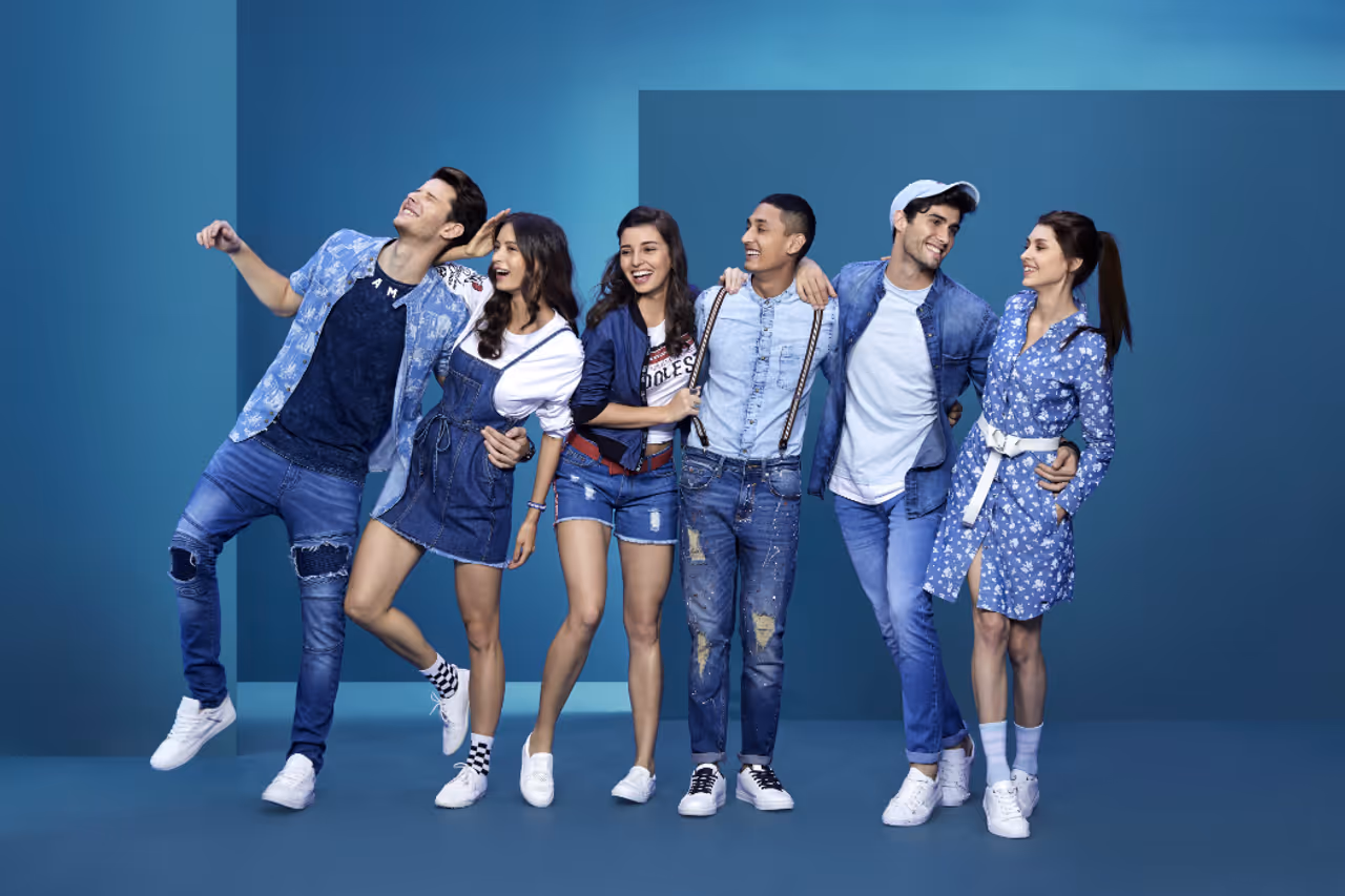 <p><strong>To pocket or not to pocket: </strong>Often ignored, but back pockets are very important if you wish to look thinner from behind. Jeans with patch pockets are recommended if you want to look slimmer. However, if you want to flaunt your assets, opt for a back pocket less pair of jeans and wear it over a waist trainer for a sleek look.</p>