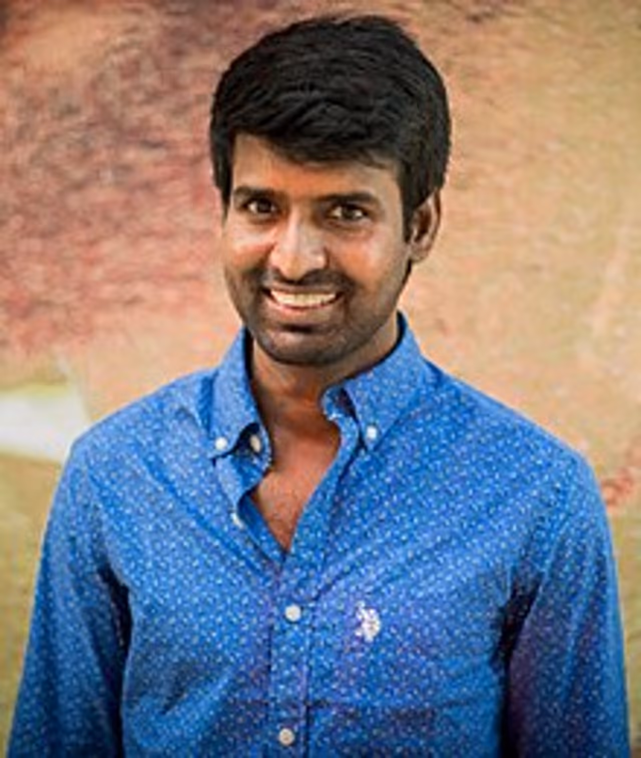 <p>தற்போது தமிழ் சினிமாவின் டாப் காமெடி நடிகராக வலம் வரும் சூரி, சென்னைக்கு சினிமாவில் நடிக்க வாய்ப்பு தேடி வந்த காலத்தில் பட்ட கஷ்டங்கள் கொஞ்ச நஞ்சமல்ல. லாரி கிளீனர், பெயிண்ட்டர் என பல வேலைகளை செய்திருக்கிறார். </p> <p>தற்போது தமிழ் சினிமாவின் டாப் காமெடி நடிகராக வலம் வரும் சூரி, சென்னைக்கு சினிமாவில் நடிக்க வாய்ப்பு தேடி வந்த காலத்தில் பட்ட கஷ்டங்கள் கொஞ்ச நஞ்சமல்ல. லாரி கிளீனர், பெயிண்ட்டர் என பல வேலைகளை செய்திருக்கிறார். </p>