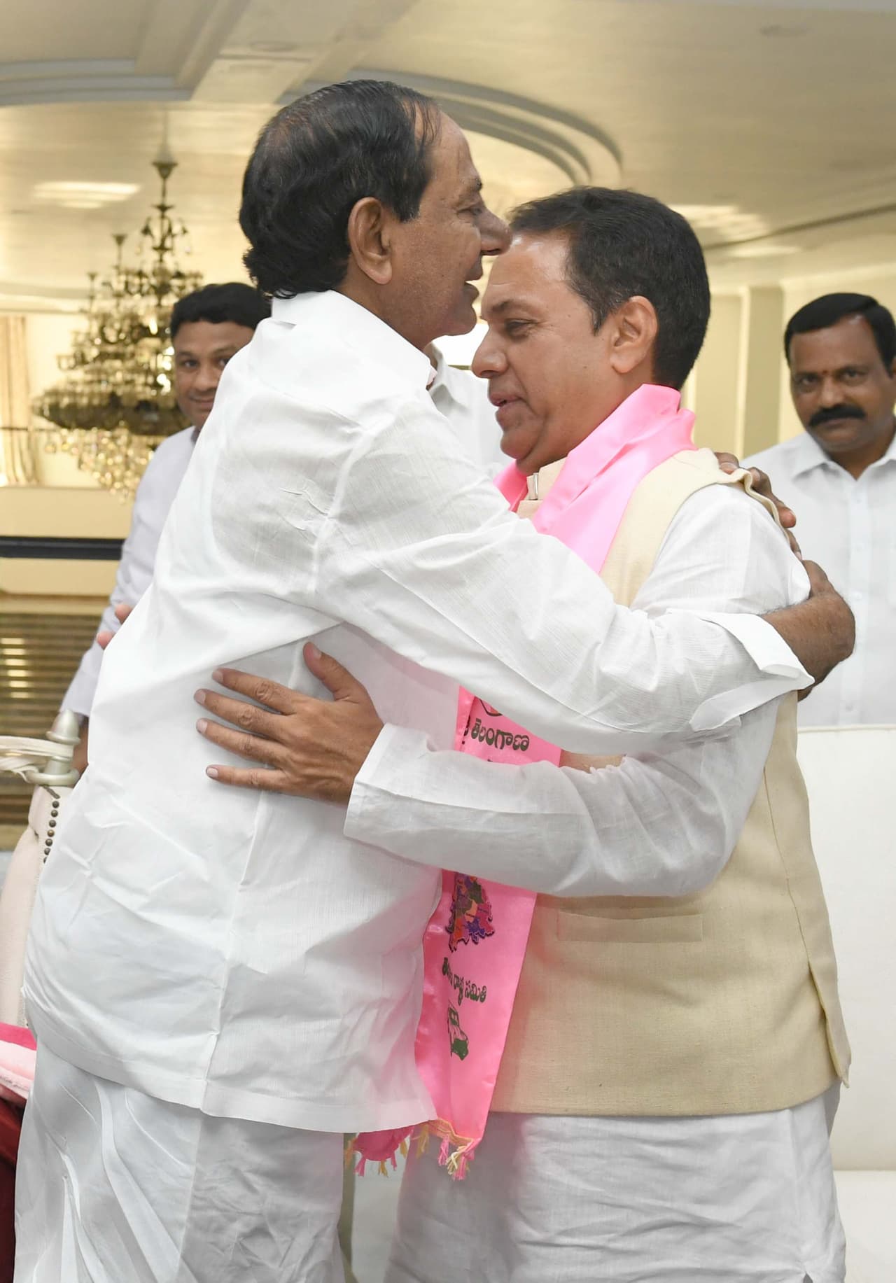 కేసిఆర్ తో ఆలింగనం, టీఆర్ఎస్ లోకి సురేష్ రెడ్డి కేసిఆర్ తో ఆలింగనం, టీఆర్ఎస్ లోకి సురేష్ రెడ్డి