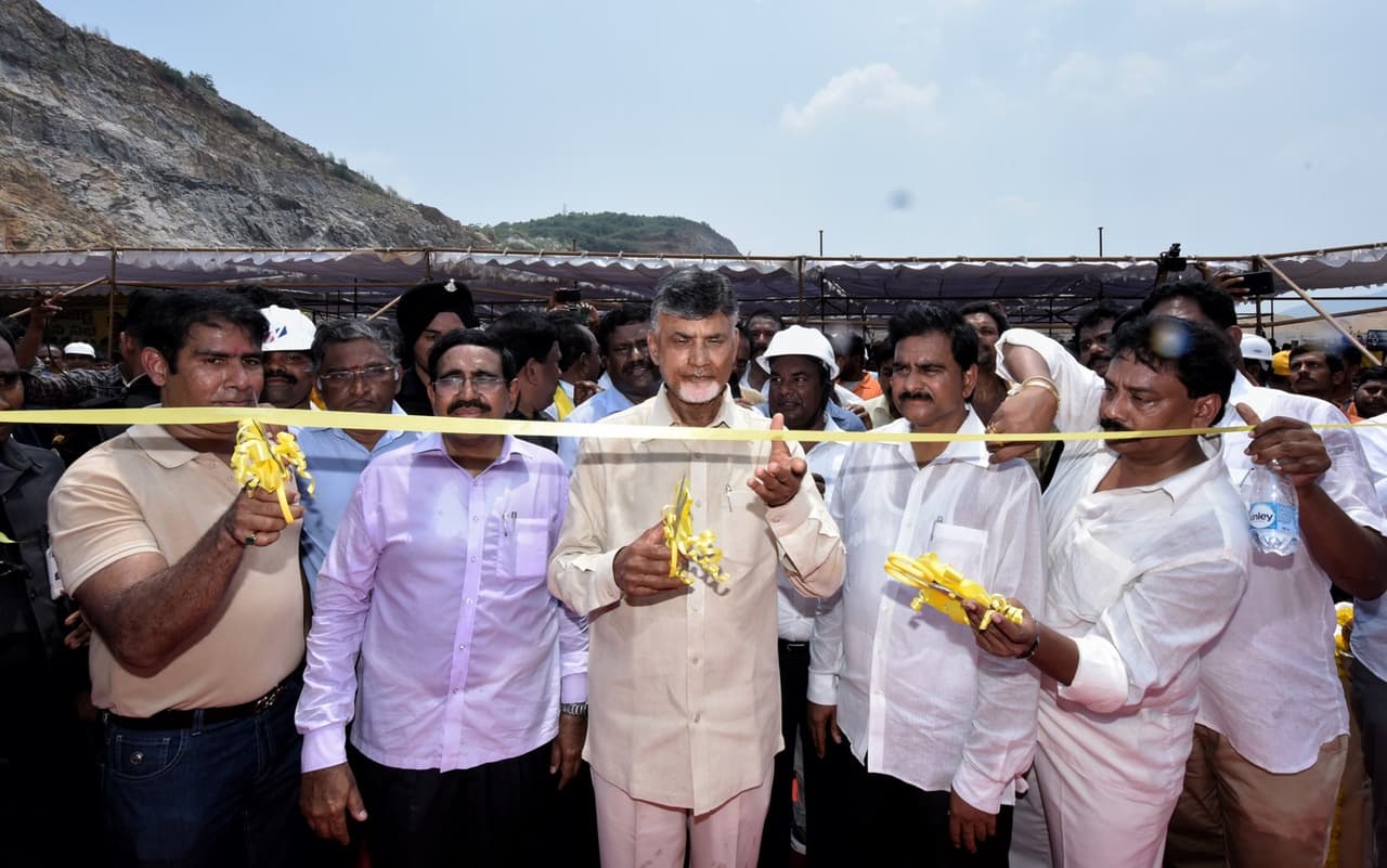 భువనేశ్వరి, దేవాన్షులతో కలిసి బాబు గ్యాలరీ వాక్ భువనేశ్వరి, దేవాన్షులతో కలిసి బాబు గ్యాలరీ వాక్