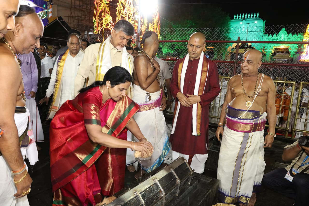 తిరుమల శ్రీవారికి చంద్రబాబు పట్టు వస్త్రాల సమర్పణ (ఫొటోలు) తిరుమల శ్రీవారికి చంద్రబాబు పట్టు వస్త్రాల సమర్పణ (ఫొటోలు)