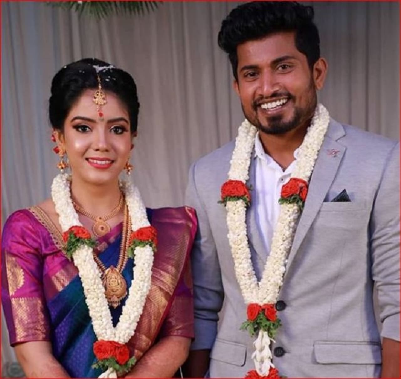 ಕಿರುತೆರೆ ನಟಿ ಕಾವ್ಯ 7 ವರ್ಷಗಳಿಂದಲೂ ಸ್ನೇಹಿತನಾಗಿದ್ದ ಮಹಾದೇವ್ ಅವರೊಂದಿಗೆ ದಾಂಪತ್ಯ ಜೀವನಕ್ಕೆ ಕಾಲಿಟ್ಟಿದ್ದಾರೆ. ಕಿರುತೆರೆ ನಟಿ ಕಾವ್ಯ 7 ವರ್ಷಗಳಿಂದಲೂ ಸ್ನೇಹಿತನಾಗಿದ್ದ ಮಹಾದೇವ್ ಅವರೊಂದಿಗೆ ದಾಂಪತ್ಯ ಜೀವನಕ್ಕೆ ಕಾಲಿಟ್ಟಿದ್ದಾರೆ.