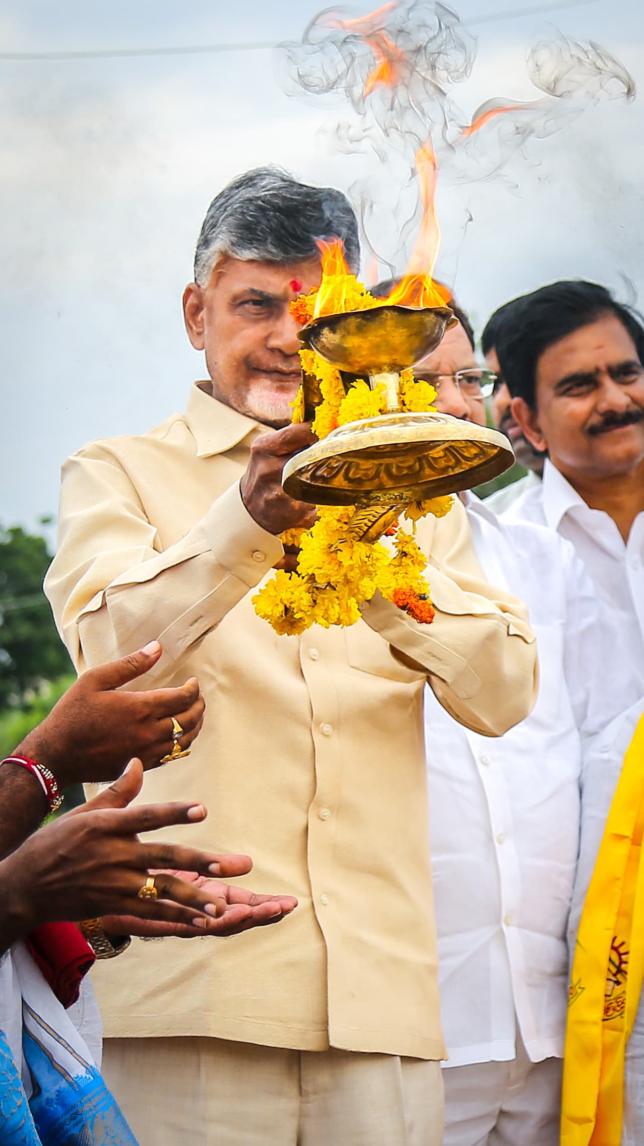 నాగార్జున సాగర్ డ్యామ్ వద్ద చంద్రబాబు జలశక్తి (ఫొటోలు) నాగార్జున సాగర్ డ్యామ్ వద్ద చంద్రబాబు జలశక్తి (ఫొటోలు)
