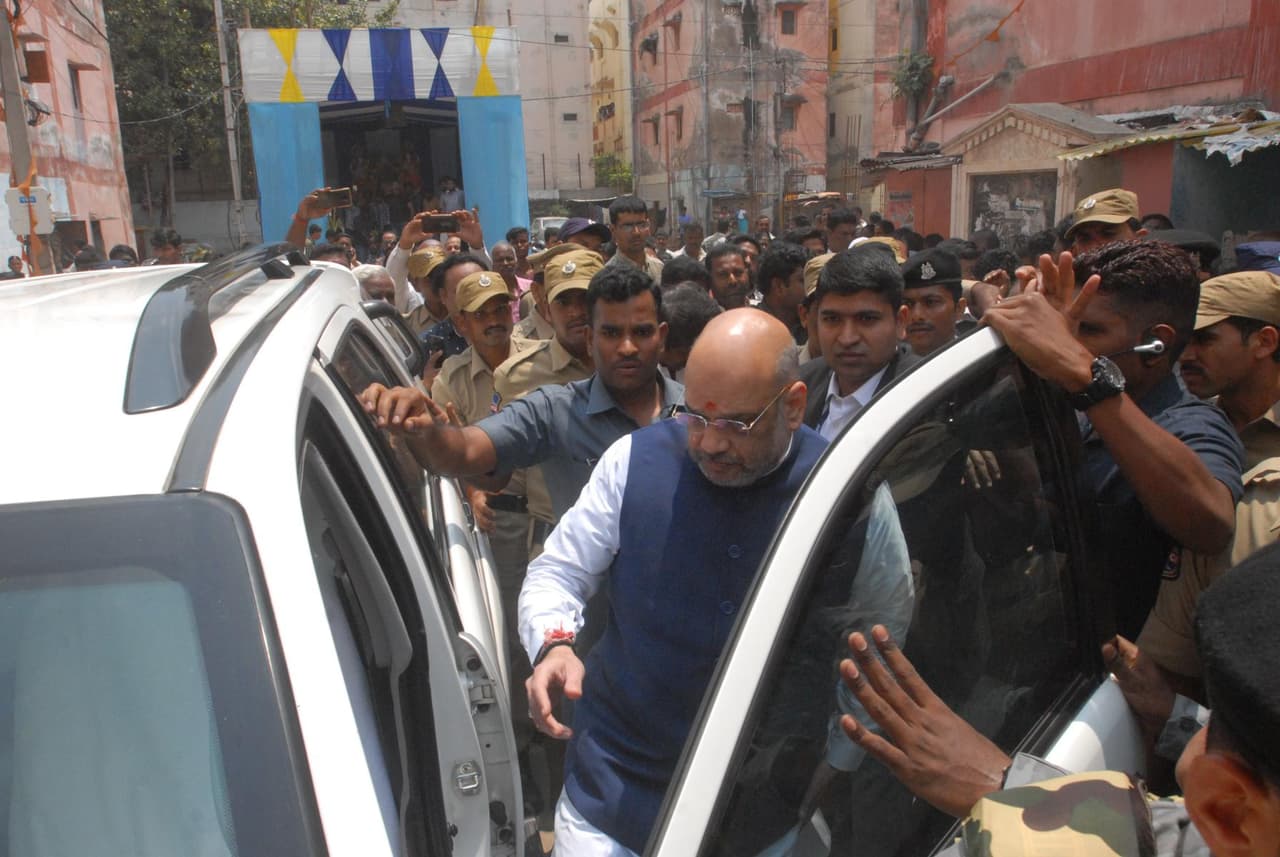 హైదరాబాదుకు చేరుకున్న అమిత్ షా (ఫొటోలు) హైదరాబాదుకు చేరుకున్న అమిత్ షా (ఫొటోలు)