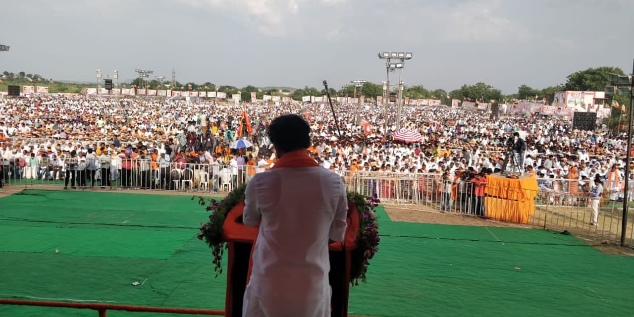 అమిత్ షా సభలో డప్పు కొట్టిన కిషన్ రెడ్డి (ఫొటోలు) అమిత్ షా సభలో డప్పు కొట్టిన కిషన్ రెడ్డి (ఫొటోలు)