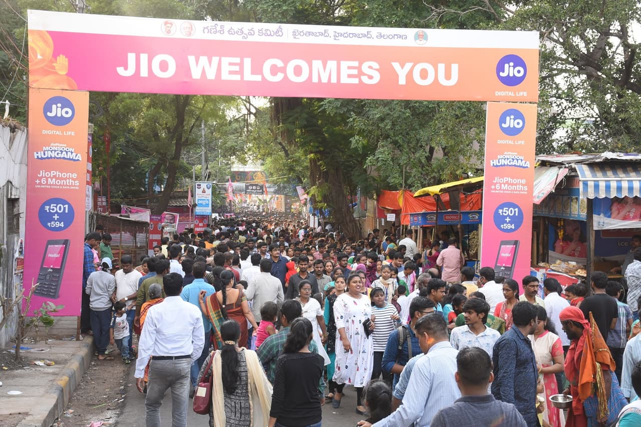 ఖైరతాబాద్ గణేశుడి వద్ద భక్తుల కోలాహలం ఖైరతాబాద్ గణేశుడి వద్ద భక్తుల కోలాహలం