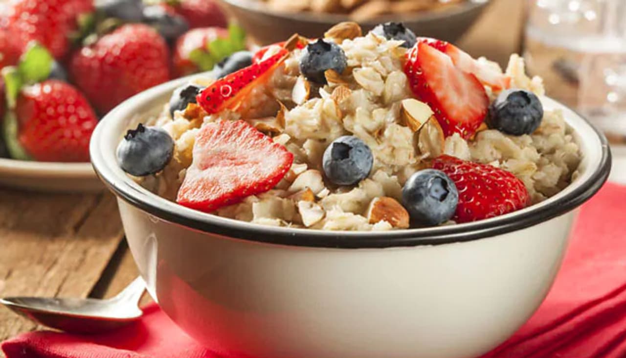 <p>ತೂಕ ಇಳಿಸಿಕೊಳ್ಳಲು ಬಯಸಿದರೆ, ಉಪಾಹಾರಕ್ಕಾಗಿ ಮ್ಯೂಸ್ಲಿ ಬ್ರೇಕ್ ಫಾಸ್ಟ್ ಸೇವಿಸಿ. ಸ್ವಲ್ಪ ಸಮಯದ ನಂತರ,&nbsp; ತೆಂಗಿನ ನೀರು ಮತ್ತು ಯಾವುದೇ ಎರಡು ಸೀಸನಲ್ ಹಣ್ಣುಗಳನ್ನು ಸೇವಿಸಬೇಕು. ಹಗಲಿನಲ್ಲಿ ಮೊಸರು, ರಾಗಿಯಿಂದ ತಯಾರಿಸಿದ ಬ್ರೆಡ್, ಸಲಾಡ್, ಪಾಲಕ ಪನೀರ್ ಅನ್ನು ಸೇವಿಸಬಹುದು. ರಾತ್ರಿಯಲ್ಲಿ ಊಟ ಮಾಡುವಾಗ ಬೇಯಿಸಿದ ಕಾರ್ನ್ ಚಾಟ್ ಸೇವಿಸಿ.</p>