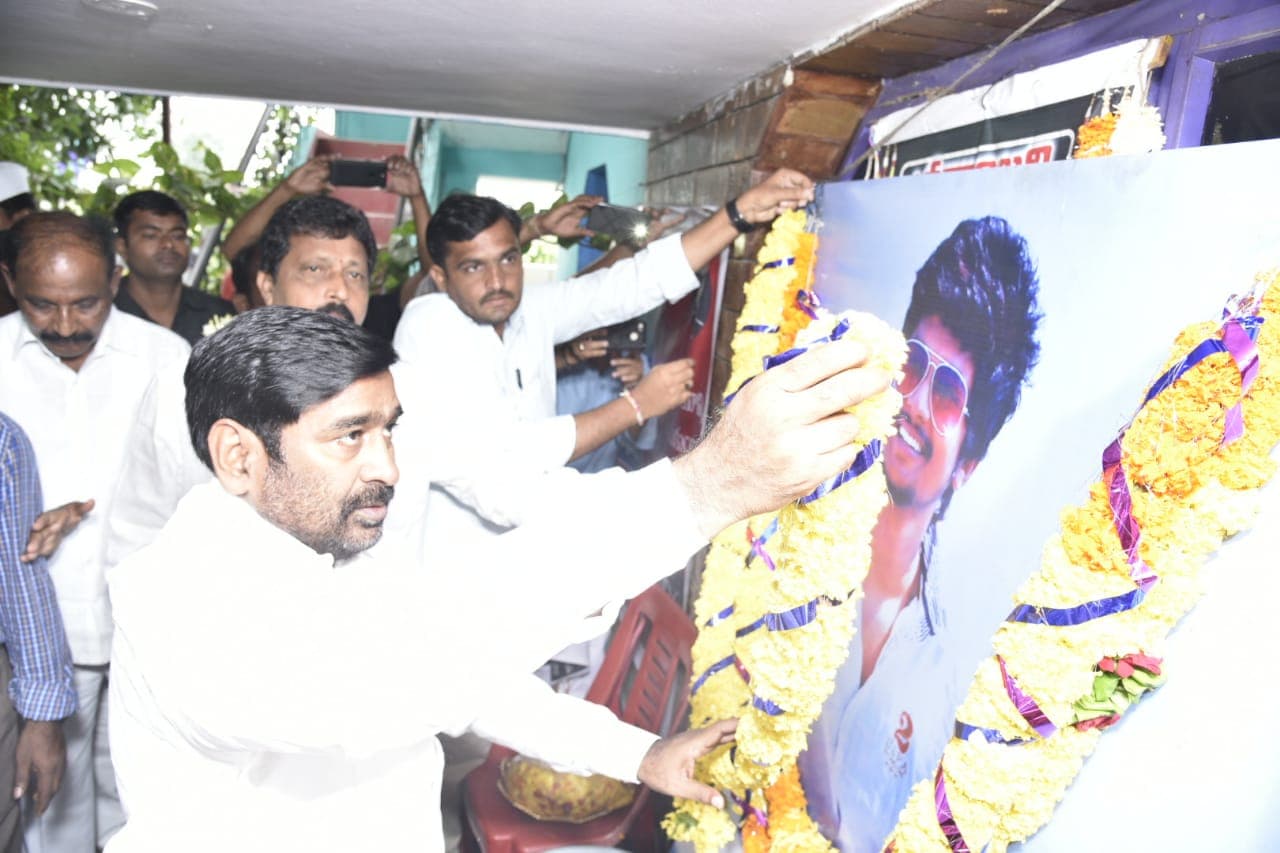 ప్రణయ్ కుటుంబాన్ని పరామర్శించిన మంత్రి జగదీశ్ రెడ్డి (ఫోటోలు) ప్రణయ్ కుటుంబాన్ని పరామర్శించిన మంత్రి జగదీశ్ రెడ్డి (ఫోటోలు)