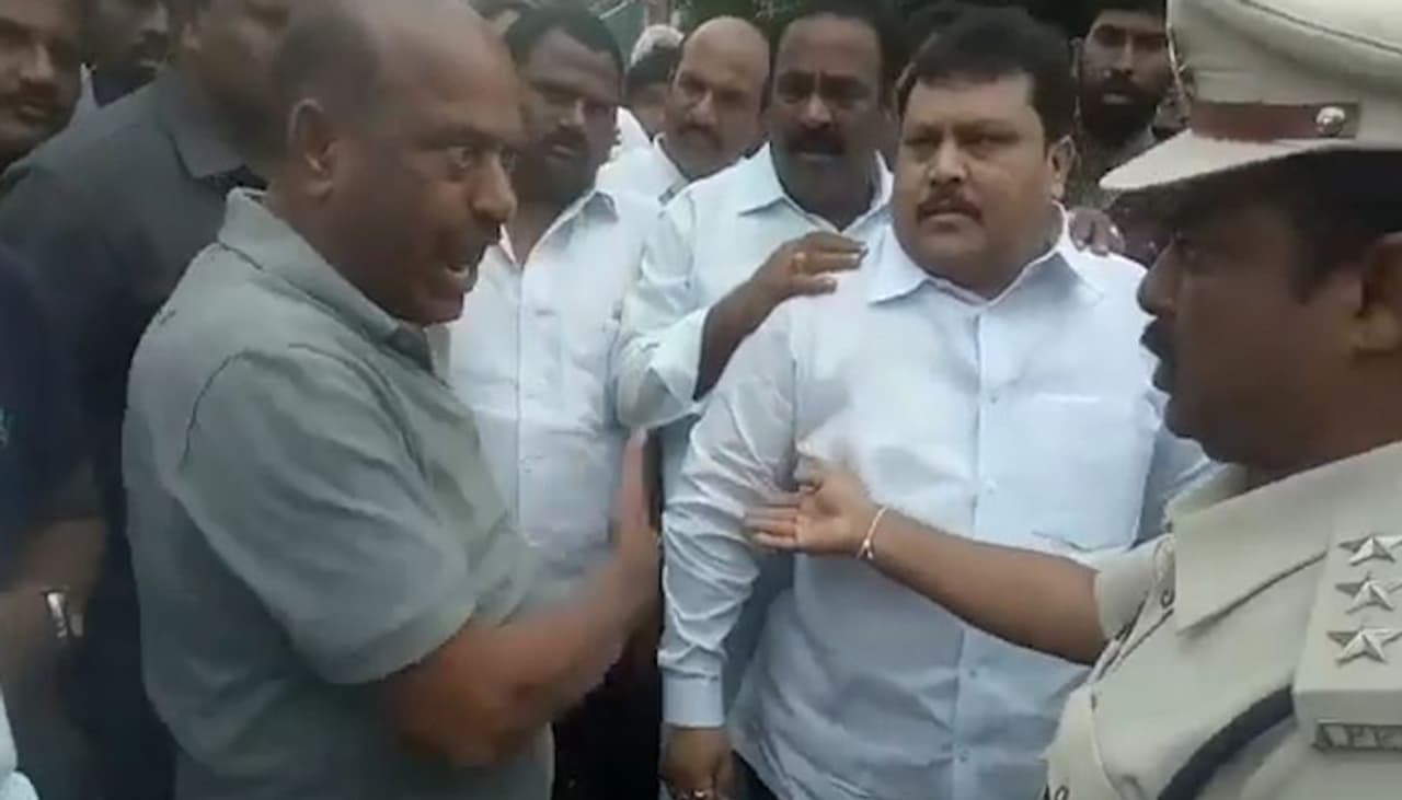 ఓ తెలుగు న్యూస్ చానెల్కు ఇచ్చిన ఇంటర్వ్యూలో మాజీ ఎంపీ, టీడీపీ నేత జేసీ దివాకర్ రెడ్డి పలు ఆసక్తికర విషయాలను వెల్లడించారు.వైఎస్ జగన్ పాలనపై ఇప్పుడే విమర్శలు చేయకూడదని తాను చంద్రబాబునాయుడుకు సూచించినట్టుగా జేసీ చెప్పారు. ఇప్పుడు మనం మౌన వ్రతంలో ఉండాలని నిర్ణయం తీసుకొన్నామన్నారు. ఓ తెలుగు న్యూస్ చానెల్కు ఇచ్చిన ఇంటర్వ్యూలో మాజీ ఎంపీ, టీడీపీ నేత జేసీ దివాకర్ రెడ్డి పలు ఆసక్తికర విషయాలను వెల్లడించారు.వైఎస్ జగన్ పాలనపై ఇప్పుడే విమర్శలు చేయకూడదని తాను చంద్రబాబునాయుడుకు సూచించినట్టుగా జేసీ చెప్పారు. ఇప్పుడు మనం మౌన వ్రతంలో ఉండాలని నిర్ణయం తీసుకొన్నామన్నారు.