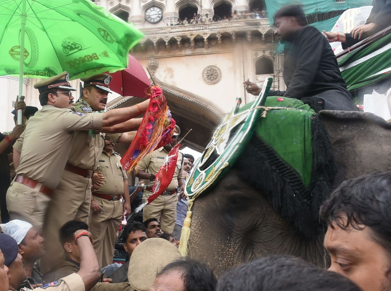హైదరాబాద్ పాత బస్తీలో మొహర్రం ఊరేగింపు (ఫొటోలు)