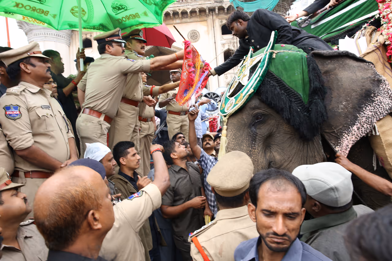 మొహర్రం ఊరేగింపులో సీపీ (ఫొటోలు) మొహర్రం ఊరేగింపులో సీపీ (ఫొటోలు)