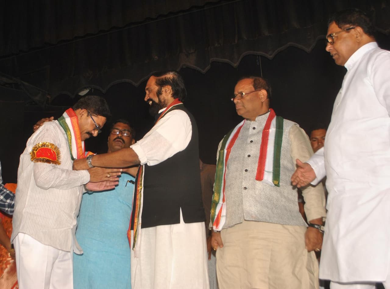 కాంగ్రెసులో చేరిన రమేష్ రాథోడ్ (ఫొటోలు)