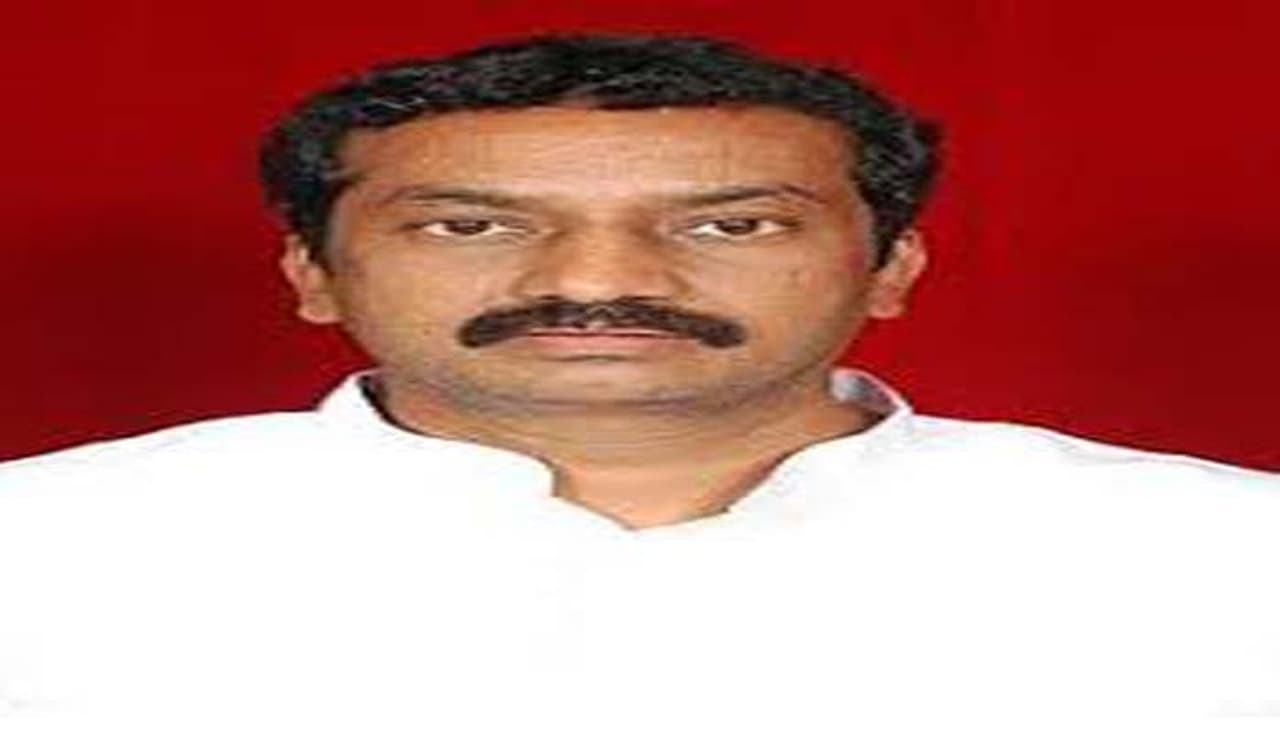 <p>దుబ్బాక అసెంబ్లీ స్థానానికి జరుగుతున్న ఉప ఎన్నికల్లో బీజేపీ అభ్యర్ధి రఘునందన్ రావుపై అదే పార్టీ నేత తోట కమలాకర్ రెడ్డి చేసిన తీవ్ర విమర్శలు చర్చనీయాంశమయ్యాయి. </p> <p>దుబ్బాక అసెంబ్లీ స్థానానికి జరుగుతున్న ఉప ఎన్నికల్లో బీజేపీ అభ్యర్ధి రఘునందన్ రావుపై అదే పార్టీ నేత తోట కమలాకర్ రెడ్డి చేసిన తీవ్ర విమర్శలు చర్చనీయాంశమయ్యాయి. </p>