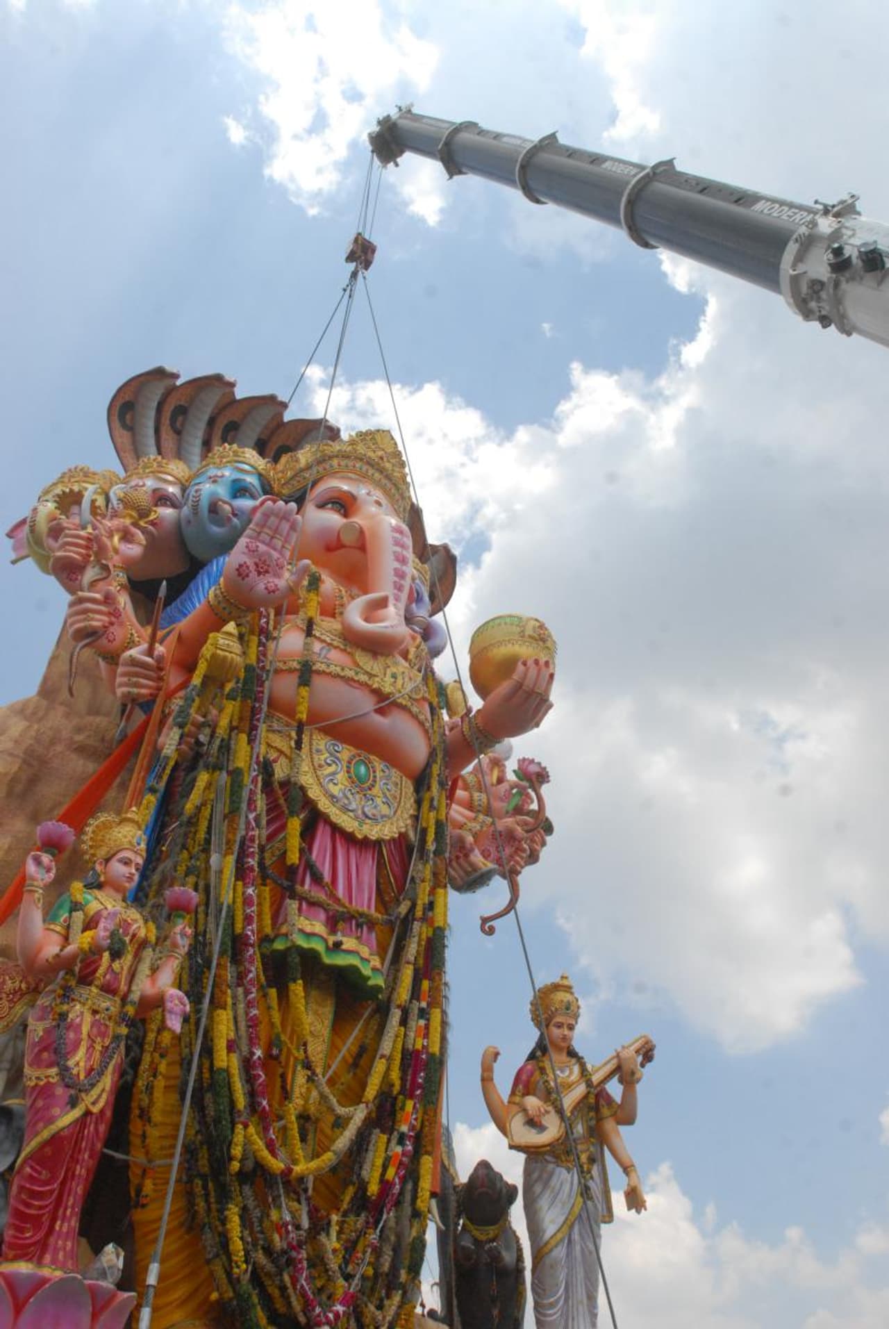 గంగమ్మ ఒడికి చేరిన ఖైరతాబాద్ మహా గణపతి గంగమ్మ ఒడికి చేరిన ఖైరతాబాద్ మహా గణపతి