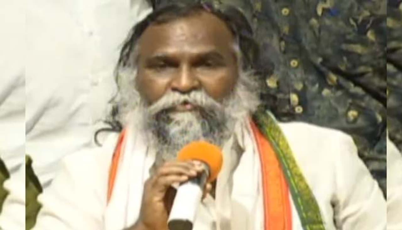 శతృత్వాన్ని వదిలిపెట్టి 14 ఏళ్ల తర్వాత మంత్రి హరీష్ రావుతో సంగారెడ్డి ఎమ్మెల్యే తూర్పు జయప్రకాష్ రెడ్డి( జగ్గారెడ్డి) భేటీ అయ్యారు. ఈ భేటీ రాజకీయంగా ప్రాధాన్యత సంతరించుకొంది. అయితే దీని వెనుక పెద్ద కథే ఉందని ఆ నియోజకవర్గానికి చెందిన కాంగ్రెస్ వర్గాల్లో ప్రచారం సాగుతోంది. శతృత్వాన్ని వదిలిపెట్టి 14 ఏళ్ల తర్వాత మంత్రి హరీష్ రావుతో సంగారెడ్డి ఎమ్మెల్యే తూర్పు జయప్రకాష్ రెడ్డి( జగ్గారెడ్డి) భేటీ అయ్యారు. ఈ భేటీ రాజకీయంగా ప్రాధాన్యత సంతరించుకొంది. అయితే దీని వెనుక పెద్ద కథే ఉందని ఆ నియోజకవర్గానికి చెందిన కాంగ్రెస్ వర్గాల్లో ప్రచారం సాగుతోంది.