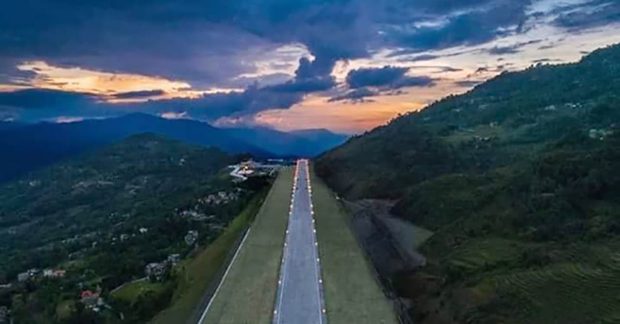 സിക്കിമിലെ ആദ്യ വിമാനത്താവളം ചെറുനഗരമായ പാക്യോങിൽ കഴിഞ്ഞ ദിവസം പ്രധാനമന്ത്രി നരേന്ദ്രമോദി രാജ്യത്തിന് സമര്പ്പിച്ചു സിക്കിമിലെ ആദ്യ വിമാനത്താവളം ചെറുനഗരമായ പാക്യോങിൽ കഴിഞ്ഞ ദിവസം പ്രധാനമന്ത്രി നരേന്ദ്രമോദി രാജ്യത്തിന് സമര്പ്പിച്ചു