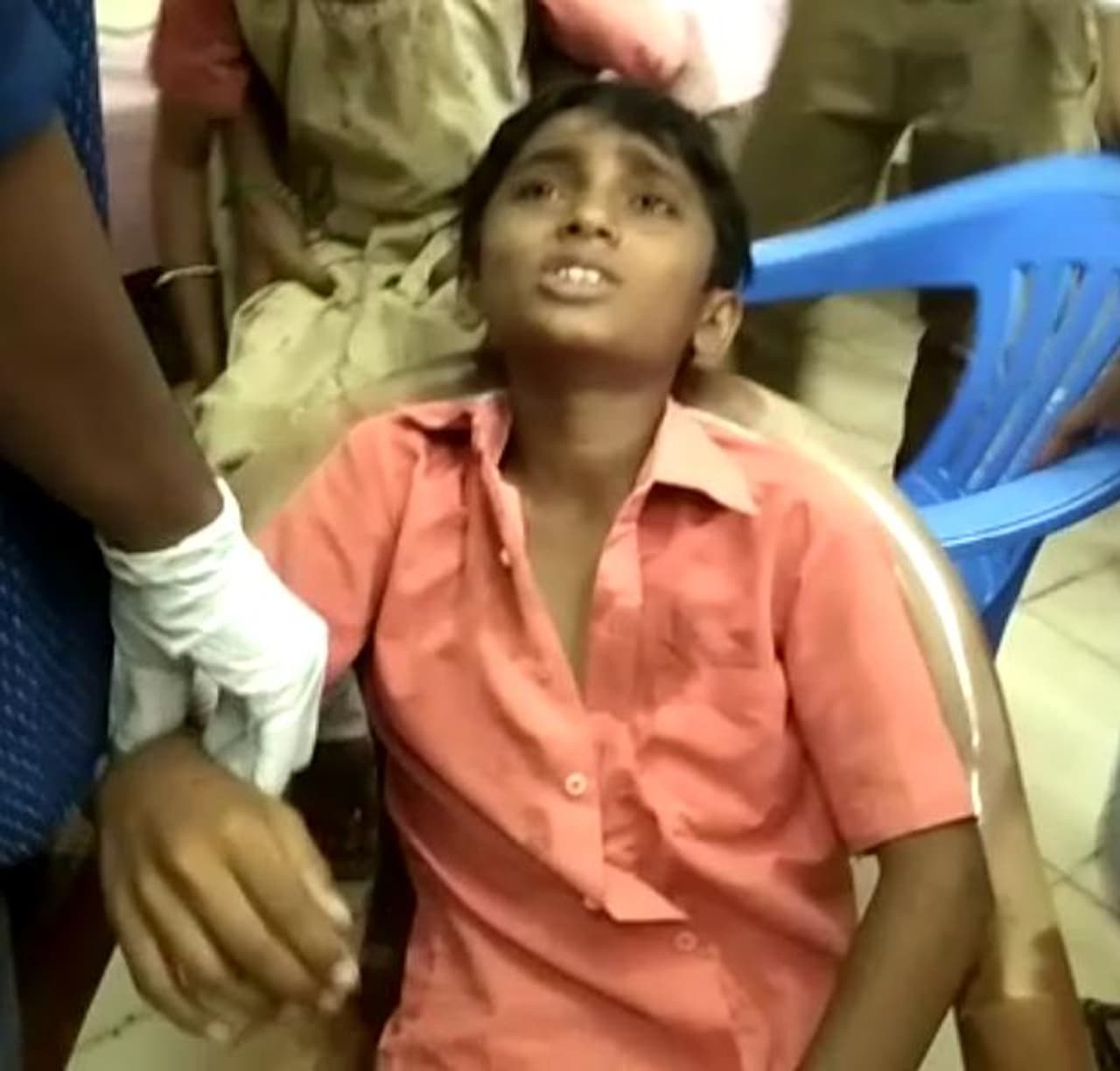 వర్ధన్నపేటలో స్కూల్ బస్సు ప్రమాదంలో గాయపడిన విద్యార్థులు (ఫొటోలు)