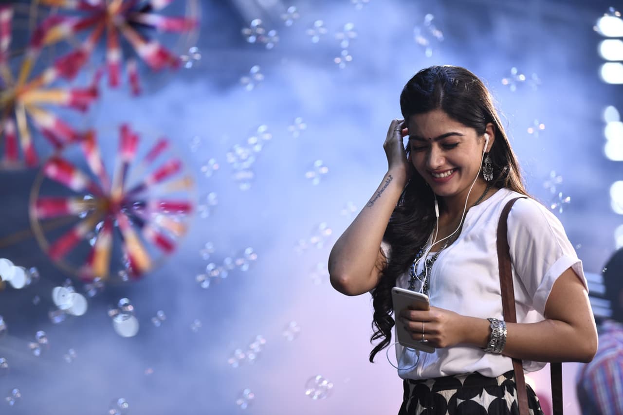 దేవదాస్ లో రష్మిక (ఫొటోలు) దేవదాస్ లో రష్మిక (ఫొటోలు)