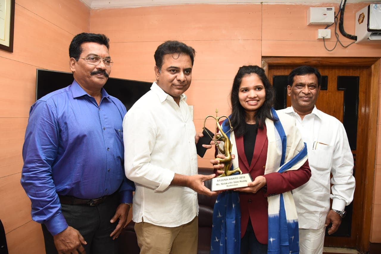 నీలకుర్తి సిక్కిరెడ్డి ని అభినందిస్తున్న కేటీఆర్ నీలకుర్తి సిక్కిరెడ్డి ని అభినందిస్తున్న కేటీఆర్