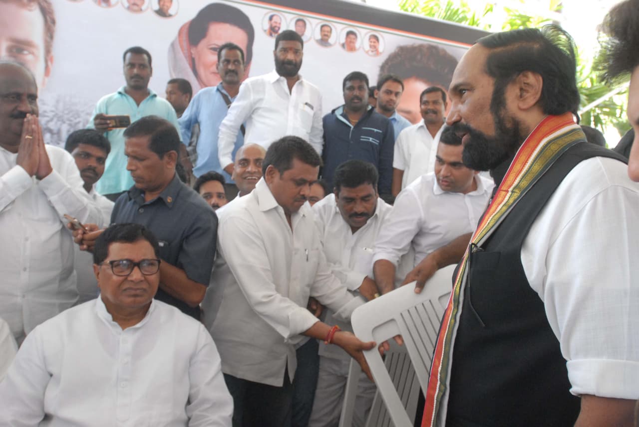 రేవంత్ రెడ్డి ఇంటి వద్ద దృశ్యాలు రేవంత్ రెడ్డి ఇంటి వద్ద దృశ్యాలు