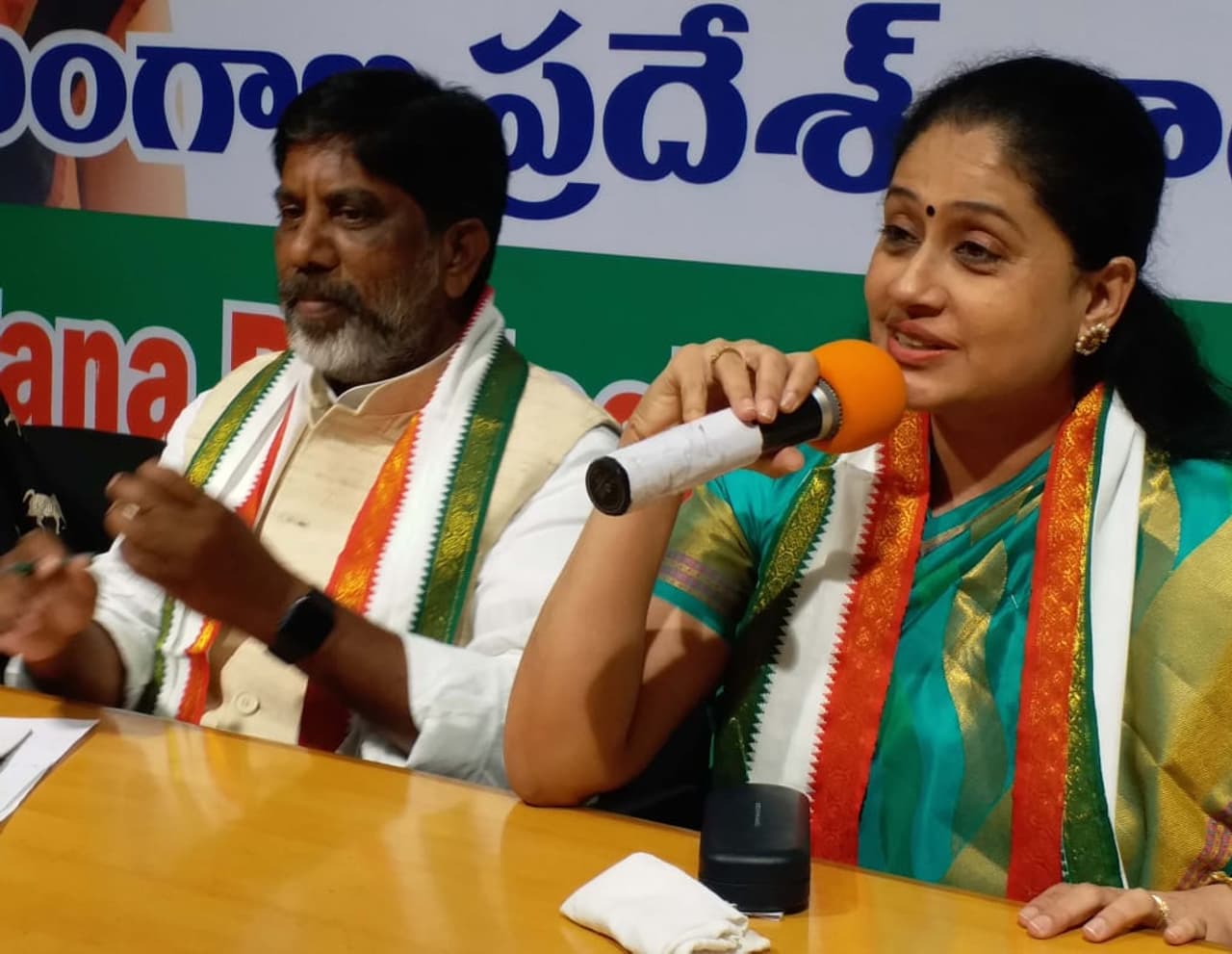 గాంధీభవన్ లో రాములమ్మ