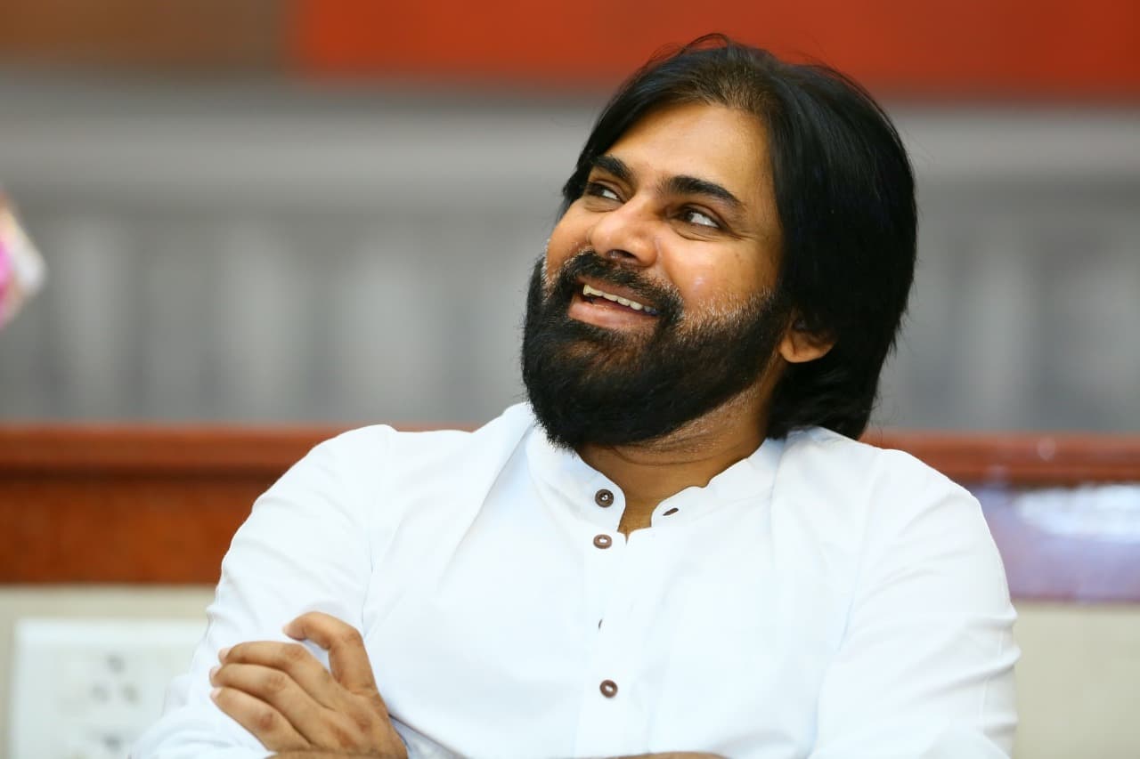 టీచర్లు, న్యాయవాదులతో పవన్ కల్యాణ్ భేటీ టీచర్లు, న్యాయవాదులతో పవన్ కల్యాణ్ భేటీ