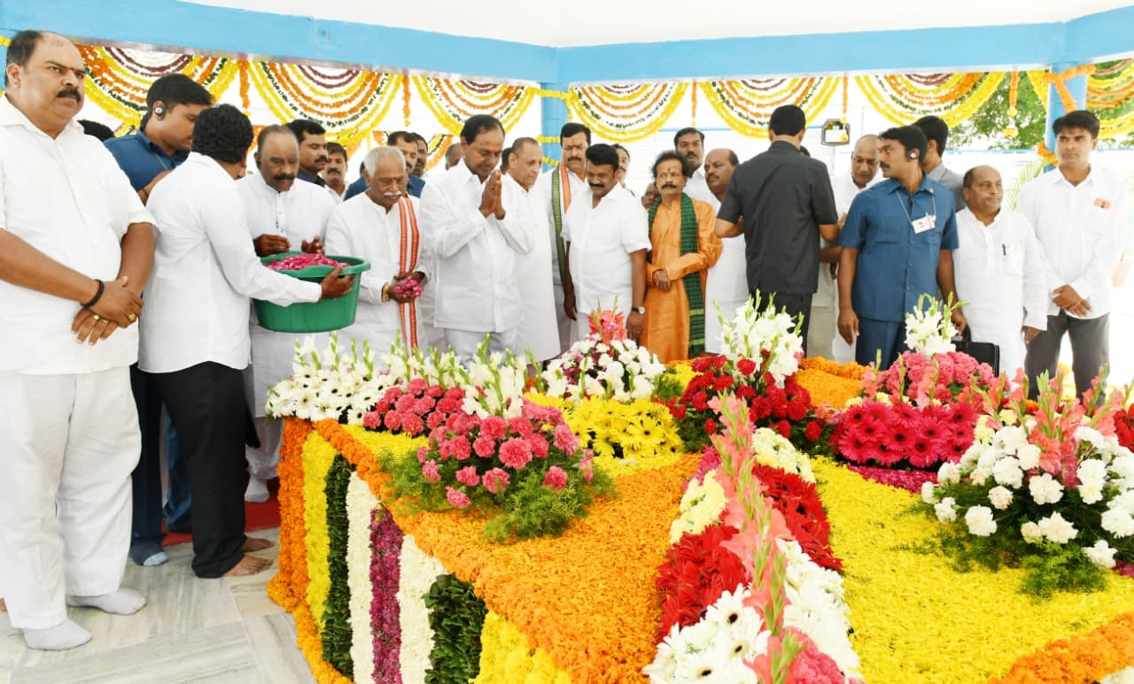 CM KCR Pays Tribute to Mahatma Gandhi