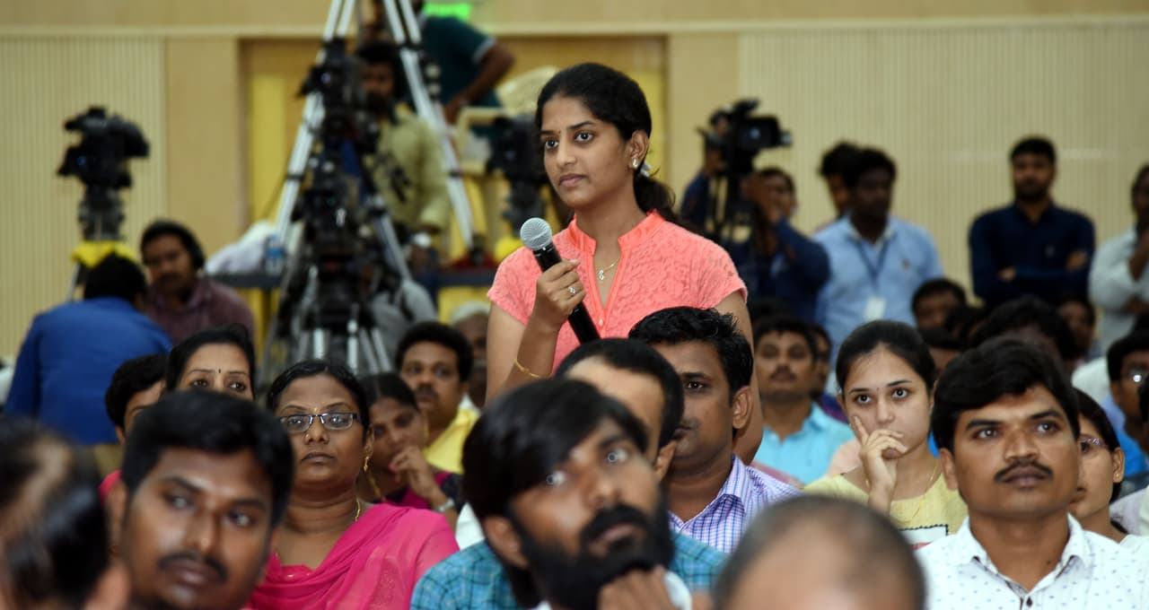 యువనేస్తం సభలో చంద్రబాబు (ఫొటోలు) యువనేస్తం సభలో చంద్రబాబు (ఫొటోలు)