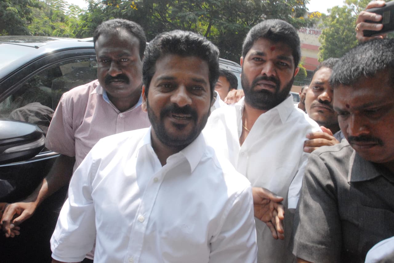 <p>రేవంత్ రెడ్డికి డీకే శివకుమార్ తో సన్నిహిత సంబంధాలు ఉన్నాయి. ఏఐసీసీలో రేవంత్ రెడ్డి కి టాప్ లెవెల్ సంబంధాలను పరిచయాలను తొలిసారి చేసింది కూడా డీకే శివకుమారే అని అంటున్నారు. ఈ విషయాన్నీ పక్కకుపెట్టినా శివకుమార్ ప్రాక్టికల్ నేత. కాబట్టి పాపులారిటీ విషయంలో కానీ, కేసీఆర్ ని ఎదుర్కోవడం విషయంలో కానీ రేవంత్ రెడ్డే ముందున్నాడని ఆయన గ్రహించి రేవంత్ కే పీసీసీ పగ్గాలను అప్పగిస్తాడని ఆయన సన్నిహిత వర్గాలు చెబుతున్నాయి. </p> <p>రేవంత్ రెడ్డికి డీకే శివకుమార్ తో సన్నిహిత సంబంధాలు ఉన్నాయి. ఏఐసీసీలో రేవంత్ రెడ్డి కి టాప్ లెవెల్ సంబంధాలను పరిచయాలను తొలిసారి చేసింది కూడా డీకే శివకుమారే అని అంటున్నారు. ఈ విషయాన్నీ పక్కకుపెట్టినా శివకుమార్ ప్రాక్టికల్ నేత. కాబట్టి పాపులారిటీ విషయంలో కానీ, కేసీఆర్ ని ఎదుర్కోవడం విషయంలో కానీ రేవంత్ రెడ్డే ముందున్నాడని ఆయన గ్రహించి రేవంత్ కే పీసీసీ పగ్గాలను అప్పగిస్తాడని ఆయన సన్నిహిత వర్గాలు చెబుతున్నాయి. </p>