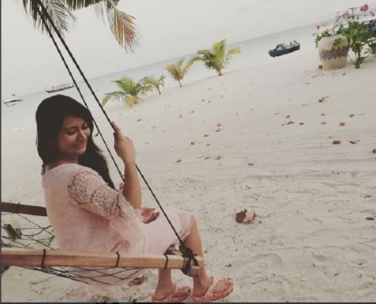 ಬೀಚ್’ನಲ್ಲಿ ಜೋಕುಯ್ಯಾಲೆ ಆಡುತ್ತಿರುವ ರಾಧಿಕಾ ಬೀಚ್’ನಲ್ಲಿ ಜೋಕುಯ್ಯಾಲೆ ಆಡುತ್ತಿರುವ ರಾಧಿಕಾ