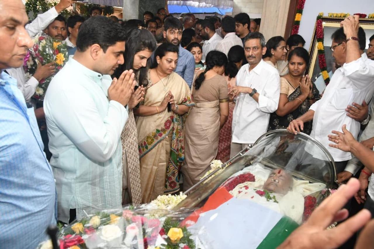 ఎంవీవీఎస్ మూర్తి భౌతికకాయానికి చంద్రబాబు నివాళి (ఫోటోలు) ఎంవీవీఎస్ మూర్తి భౌతికకాయానికి చంద్రబాబు నివాళి (ఫోటోలు)