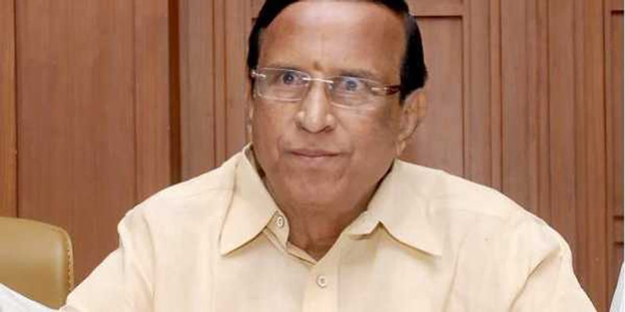 వైసీపీ ఫైర్ బ్రాండ్, నగరి ఎమ్మెల్యే రోజాపై బరిలో దిగే టీడీపీ అభ్యర్ధి ఇంకా ఖరారు కాలేదు. మాజీ మంత్రి గాలి ముద్దు కృష్ణమనాయుడు అకాల మరణంతో టిక్కెట్టు ఎవరికి ఇవ్వాలనే విషయమై బాబు మల్లగుల్లాలు పడుతున్నాడు. ముద్దు కృష్ణమనాయుడు కుటుంబంలో ఏకాభిప్రాయం కుదరలేదు. వైసీపీ ఫైర్ బ్రాండ్, నగరి ఎమ్మెల్యే రోజాపై బరిలో దిగే టీడీపీ అభ్యర్ధి ఇంకా ఖరారు కాలేదు. మాజీ మంత్రి గాలి ముద్దు కృష్ణమనాయుడు అకాల మరణంతో టిక్కెట్టు ఎవరికి ఇవ్వాలనే విషయమై బాబు మల్లగుల్లాలు పడుతున్నాడు. ముద్దు కృష్ణమనాయుడు కుటుంబంలో ఏకాభిప్రాయం కుదరలేదు.