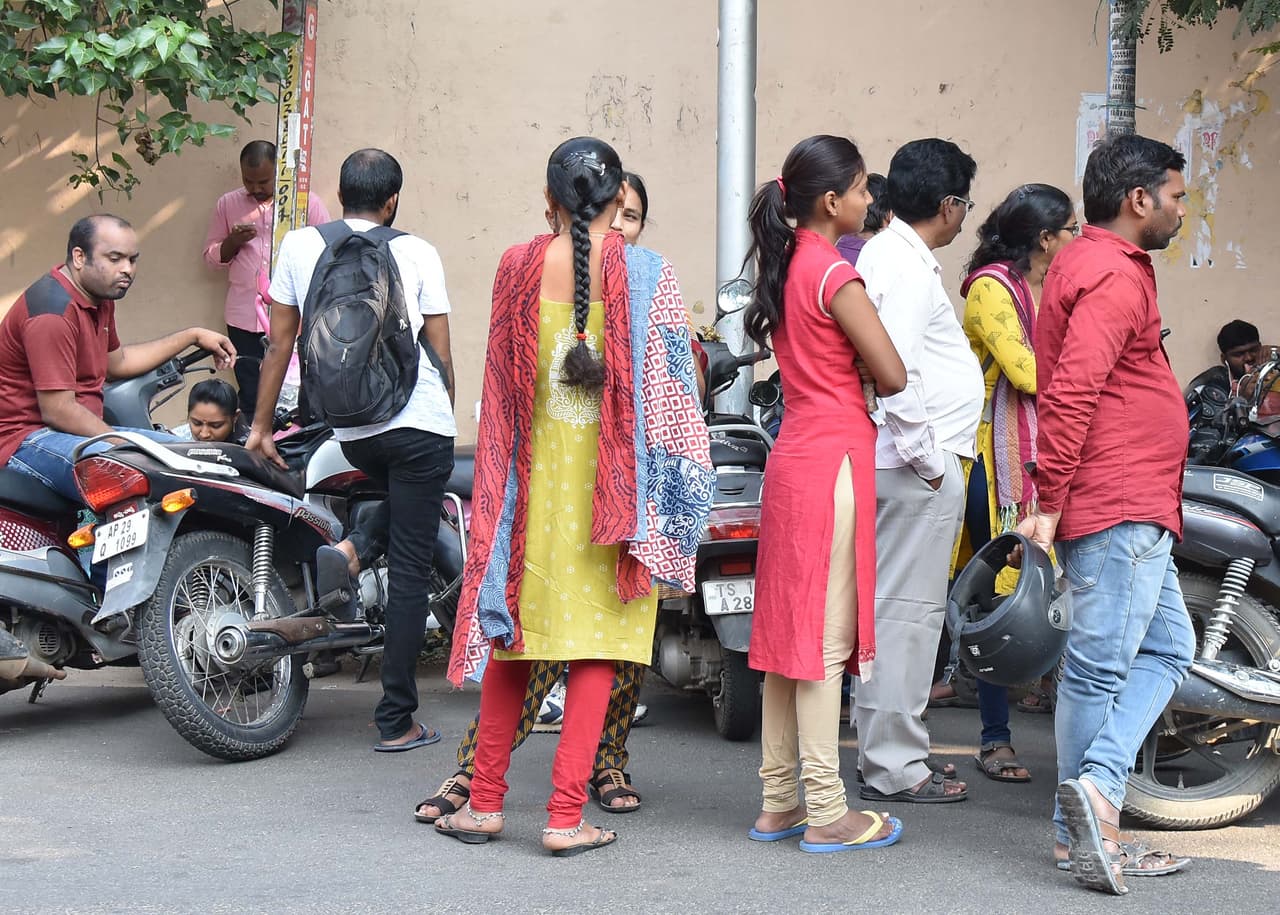 గ్రూప్ 4 పరీక్షా కేంద్రాల వద్ద అభ్యర్థుల సందడి (ఫోటోలు) గ్రూప్ 4 పరీక్షా కేంద్రాల వద్ద అభ్యర్థుల సందడి (ఫోటోలు)