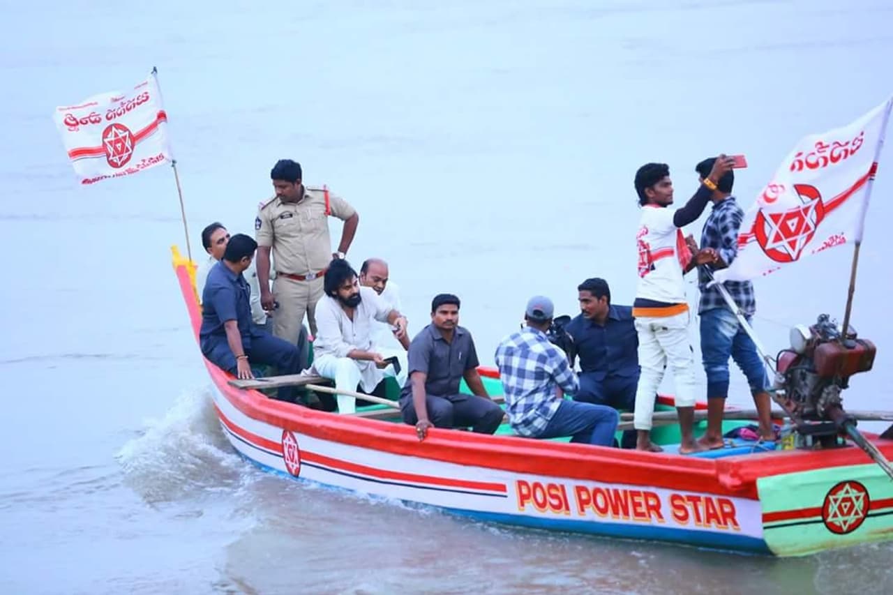 పవన్ కల్యాణ్ పడవ ప్రయాణం (ఫొటోలు) పవన్ కల్యాణ్ పడవ ప్రయాణం (ఫొటోలు)