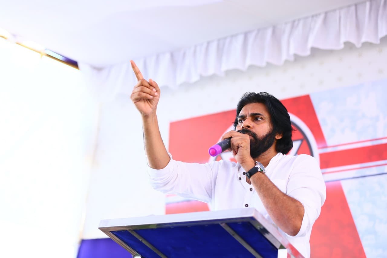 మాజీ సర్పంచులతో పవన్ కల్యాణ్ భేటీ (పిక్చర్స్) మాజీ సర్పంచులతో పవన్ కల్యాణ్ భేటీ (పిక్చర్స్)