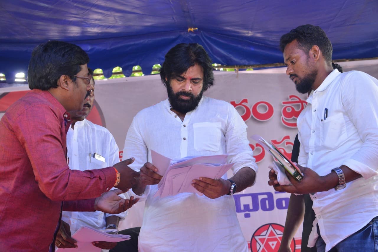 పోలవరం నిర్వాసితులతో పవన్ కళ్యాణ్ భేటీ (ఫొటోలు) పోలవరం నిర్వాసితులతో పవన్ కళ్యాణ్ భేటీ (ఫొటోలు)