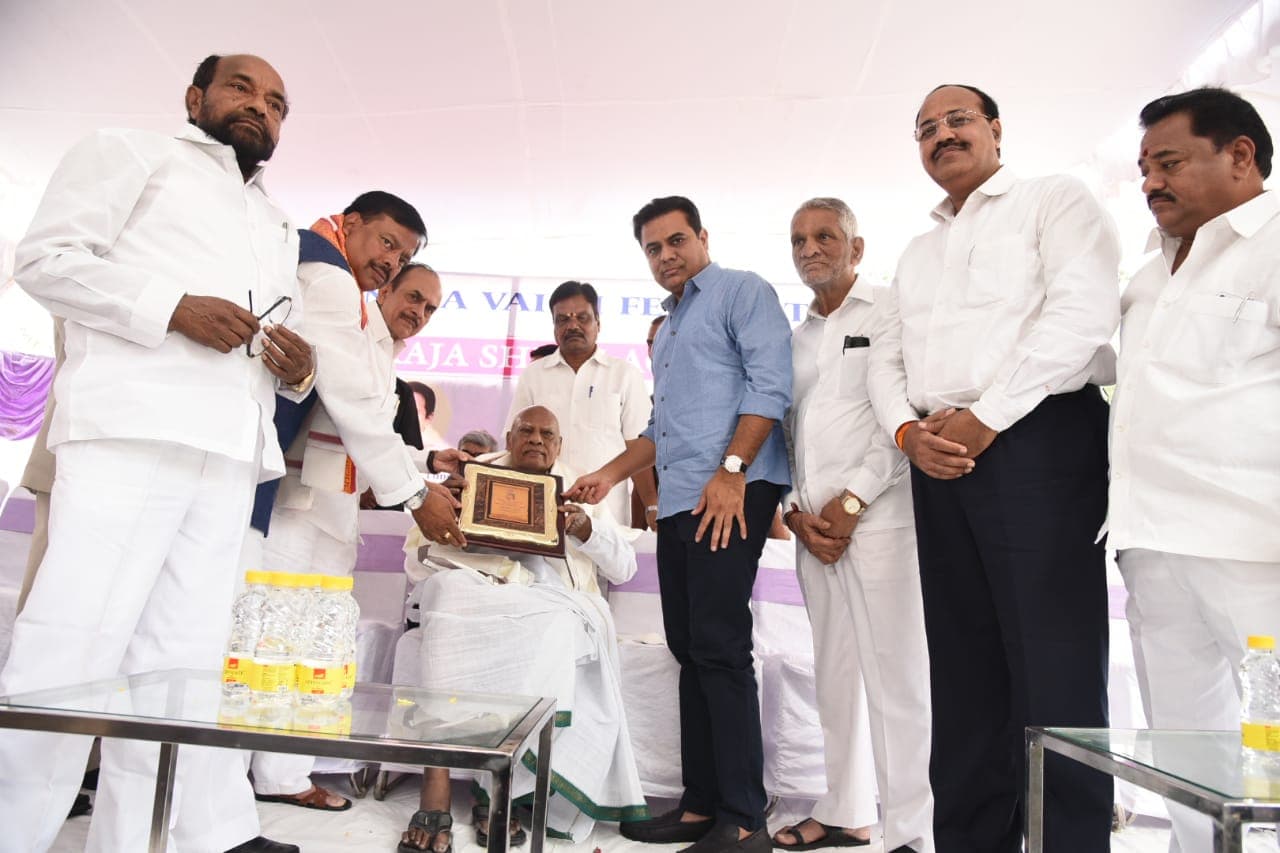 అగ్రసేన్ మహరాజ్ జయంతి సందర్భంగా రోశయ్యతో కేటిఆర్ మాటామంతీ (ఫొటోలు) అగ్రసేన్ మహరాజ్ జయంతి సందర్భంగా రోశయ్యతో కేటిఆర్ మాటామంతీ (ఫొటోలు)