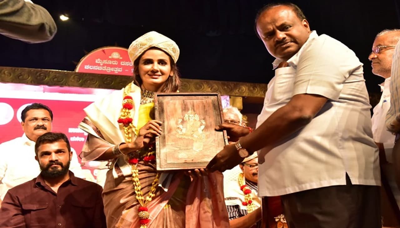 ಸಿಎಂ ಕುಮಾರಸ್ವಾಮಿ ಅವರಿಂದ ನಟಿ ಪಾರೂಲ್ ಯಾದವ್ ಗೆ ಸನ್ಮಾನ ಸಿಎಂ ಕುಮಾರಸ್ವಾಮಿ ಅವರಿಂದ ನಟಿ ಪಾರೂಲ್ ಯಾದವ್ ಗೆ ಸನ್ಮಾನ