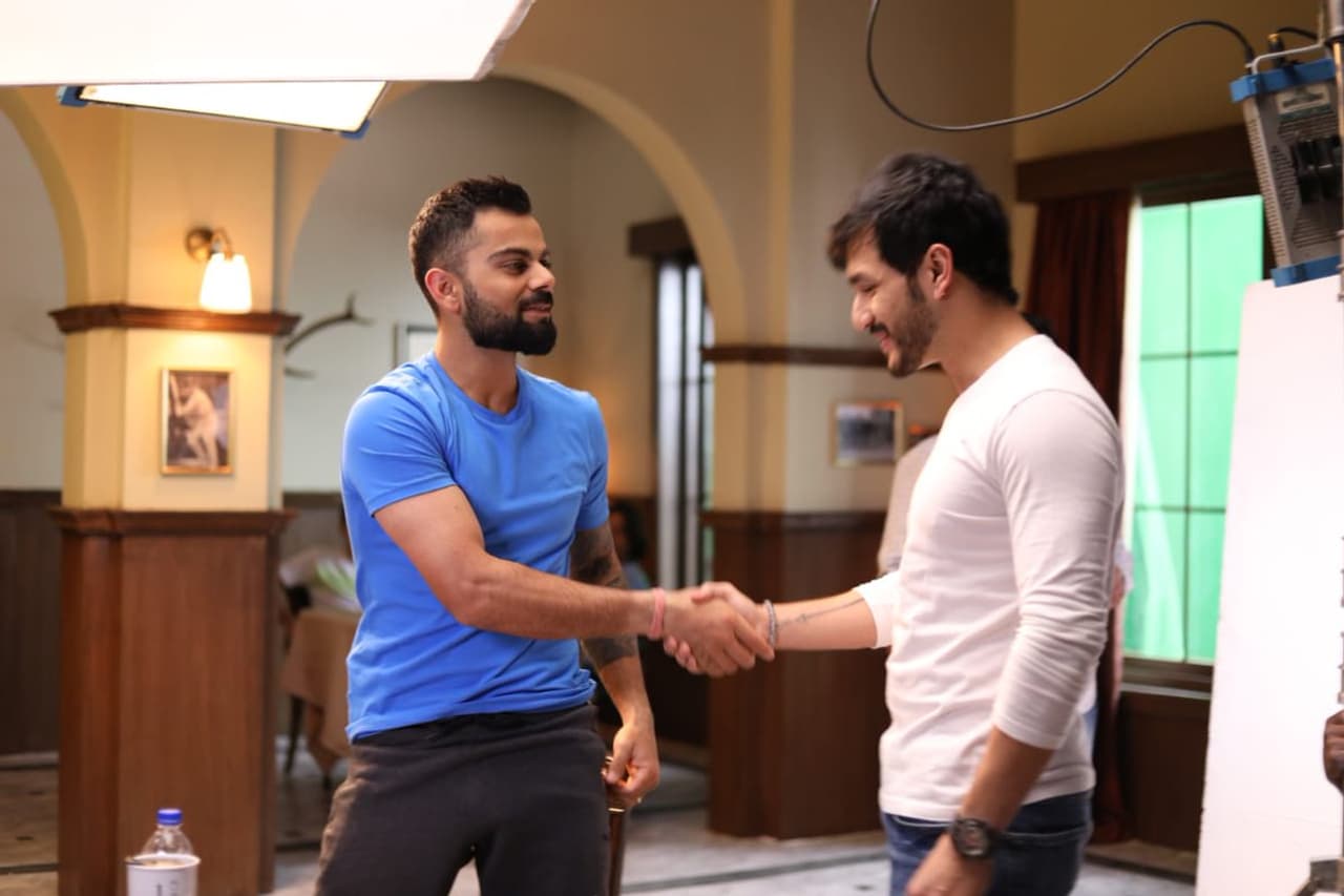 కోహ్లిని కలిసిన అఖిల్ కోహ్లిని కలిసిన అఖిల్