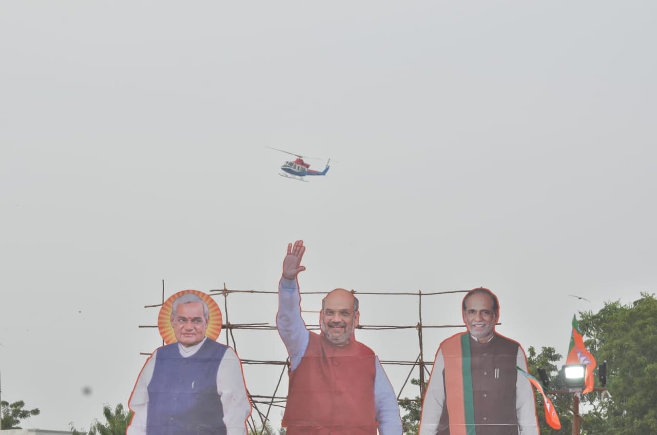 కరీంనగర్ సభలో కేసిఆర్ పై గర్జించిన అమిత్ షా (ఫొటోలు) కరీంనగర్ సభలో కేసిఆర్ పై గర్జించిన అమిత్ షా (ఫొటోలు)