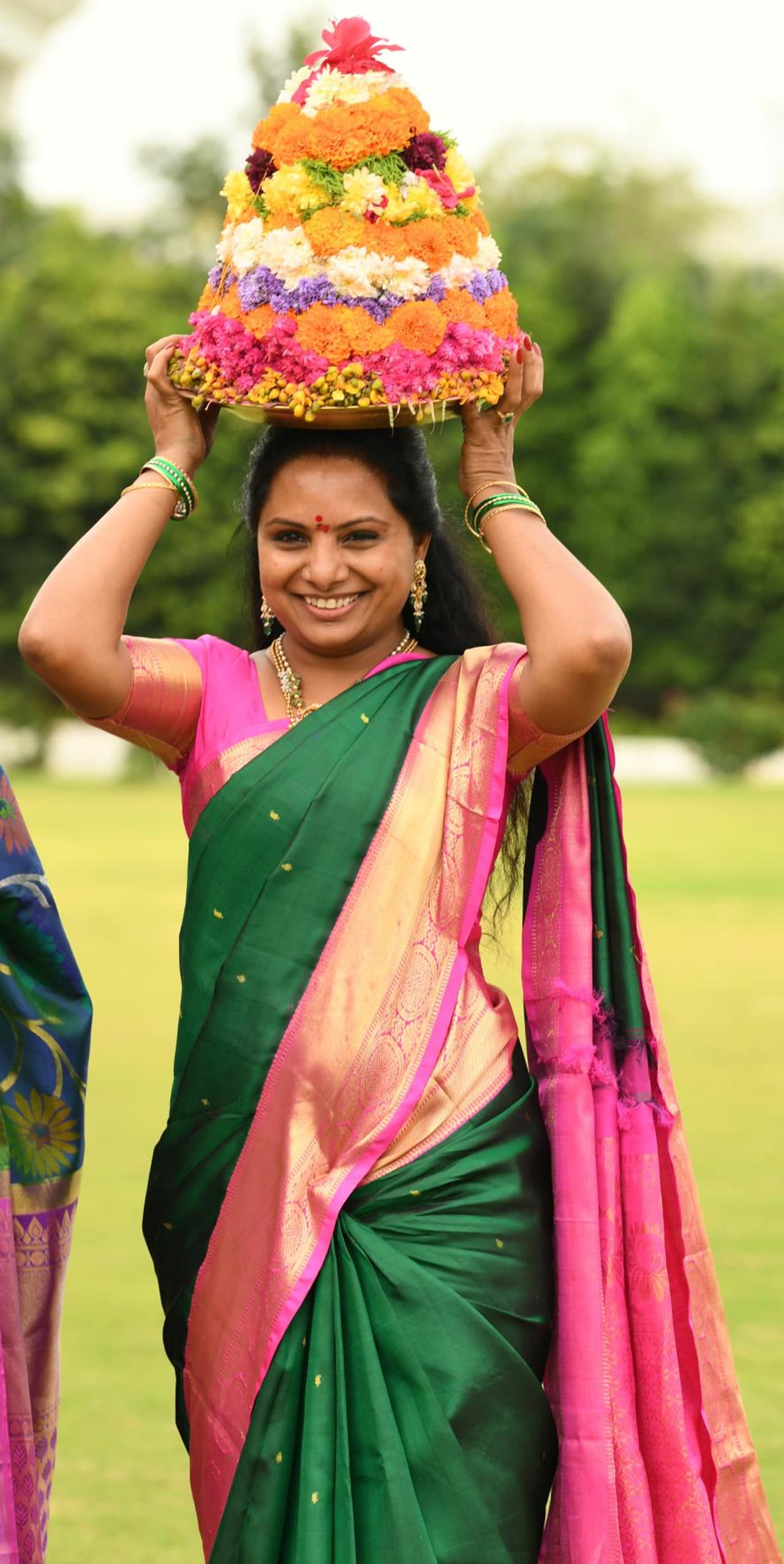 ప్రగతి భవన్ కేసీఆర్ ఫ్యామిలీ బతుకమ్మ సంబరాలు (ఫొటోలు) ప్రగతి భవన్ కేసీఆర్ ఫ్యామిలీ బతుకమ్మ సంబరాలు (ఫొటోలు)