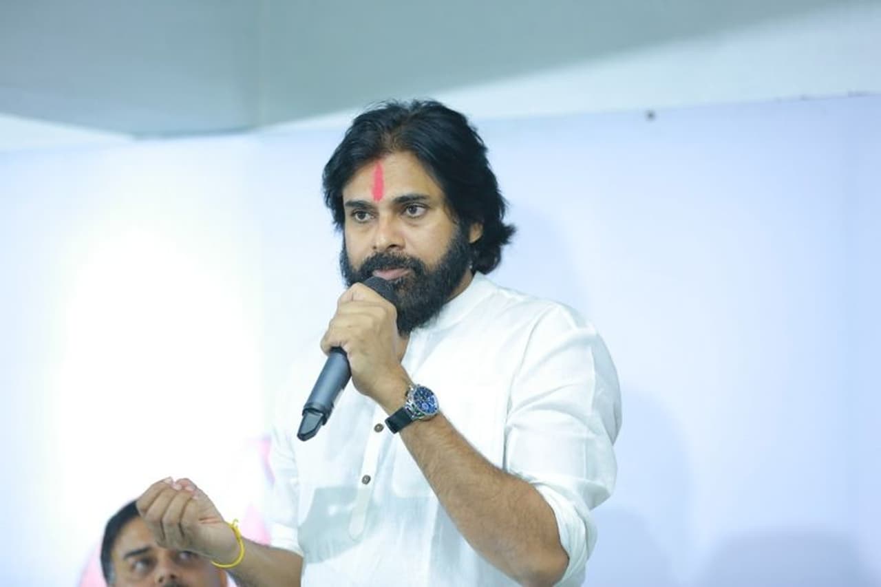 నాదెండ్లను పార్టీలోకి తీసుకున్న పవన్ (ఫిక్చర్స్) నాదెండ్లను పార్టీలోకి తీసుకున్న పవన్ (ఫిక్చర్స్)